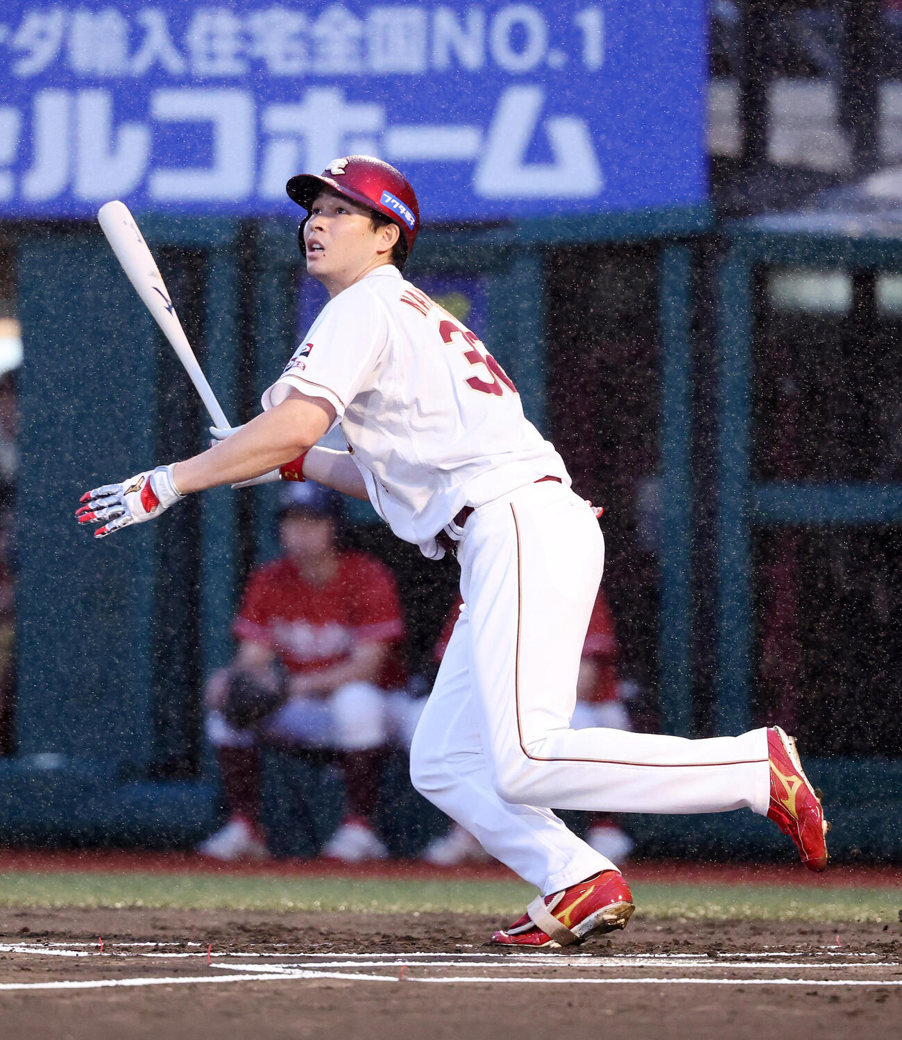 楽天対オリックス　1回裏楽天無死、中島大輔は本塁打を放つ（撮影・鈴木正人）