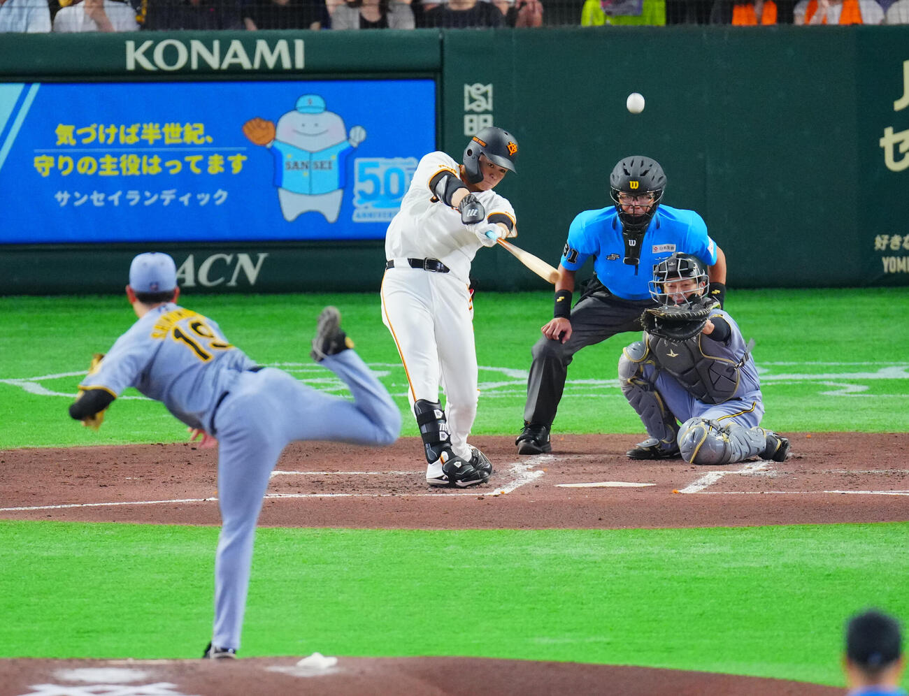 巨人対阪神　3回裏巨人無死一塁、先制2点本塁打を放つ中山礼都。投手下村海翔（撮影・垰建太）