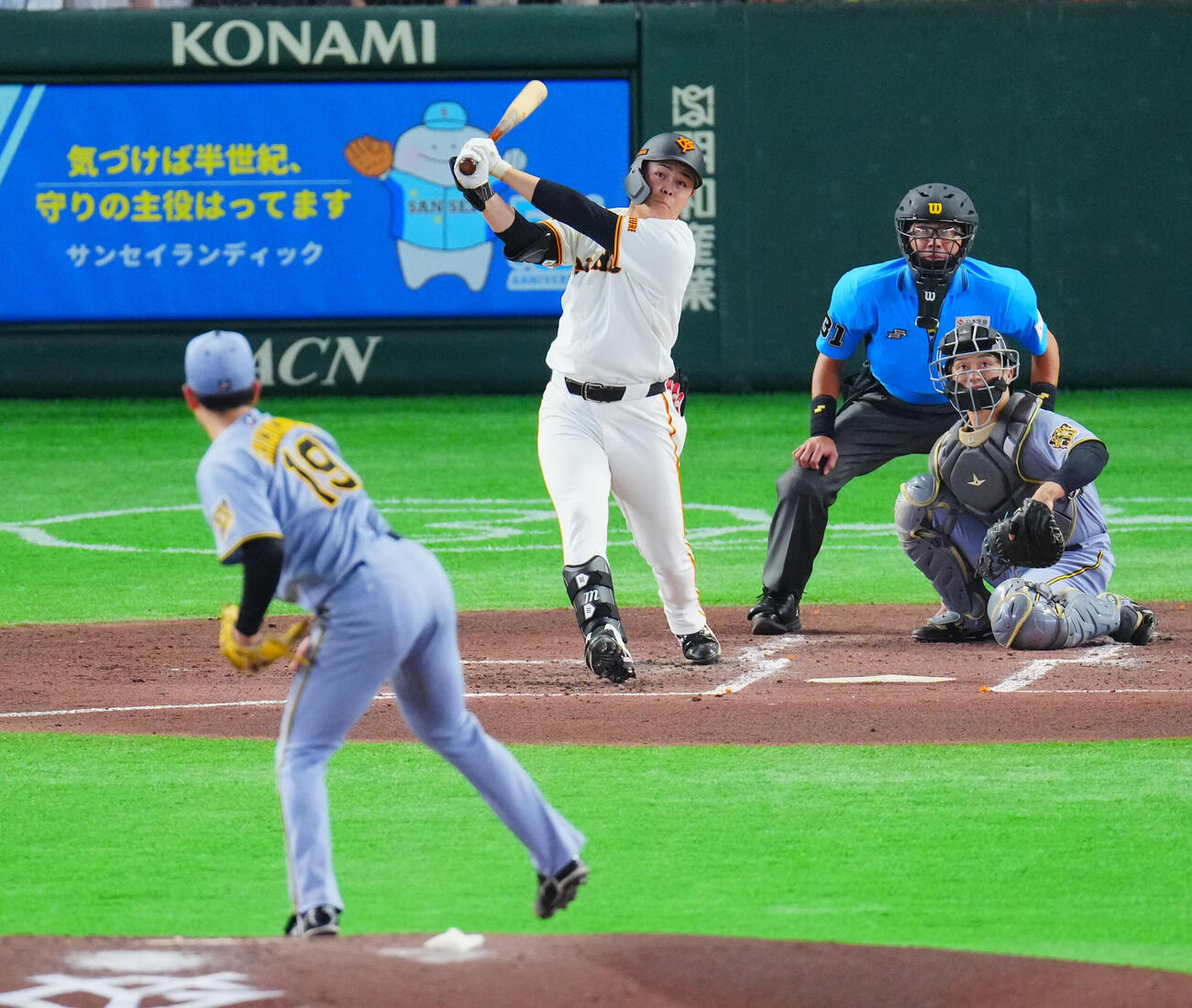 巨人対阪神　3回裏巨人無死一塁、先制2点本塁打を放つ中山礼都。投手下村海翔（撮影・垰建太）