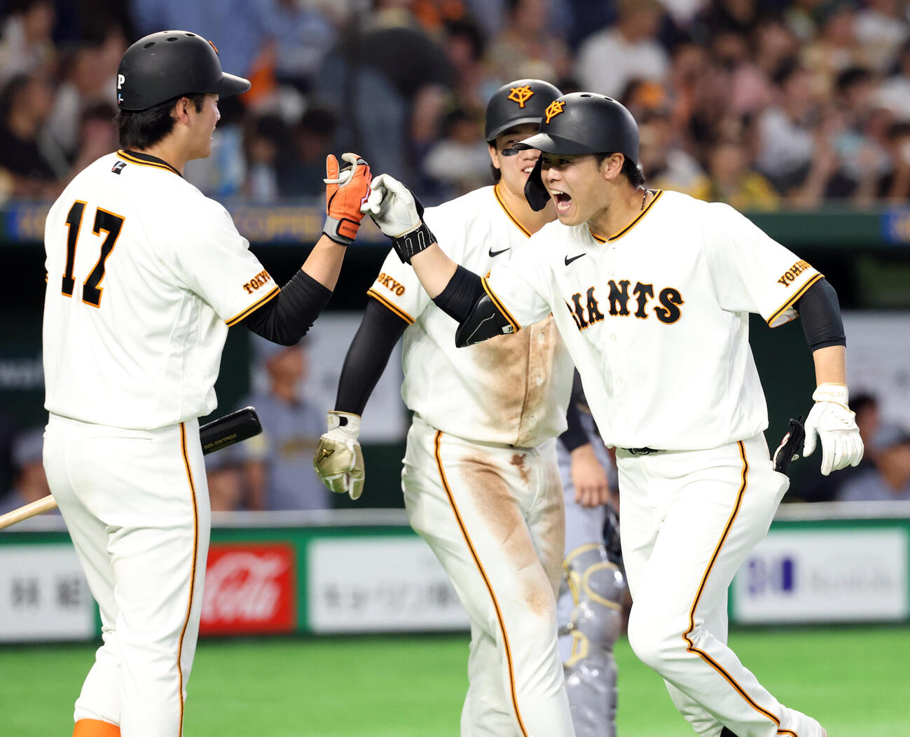 巨人対阪神　3回裏巨人無死一塁、中山礼都（右）は2点本塁打を放ち雄たけびを上げて生還。左は西舘勇陽。奥は石塚裕惺（撮影・浅見桂子）
