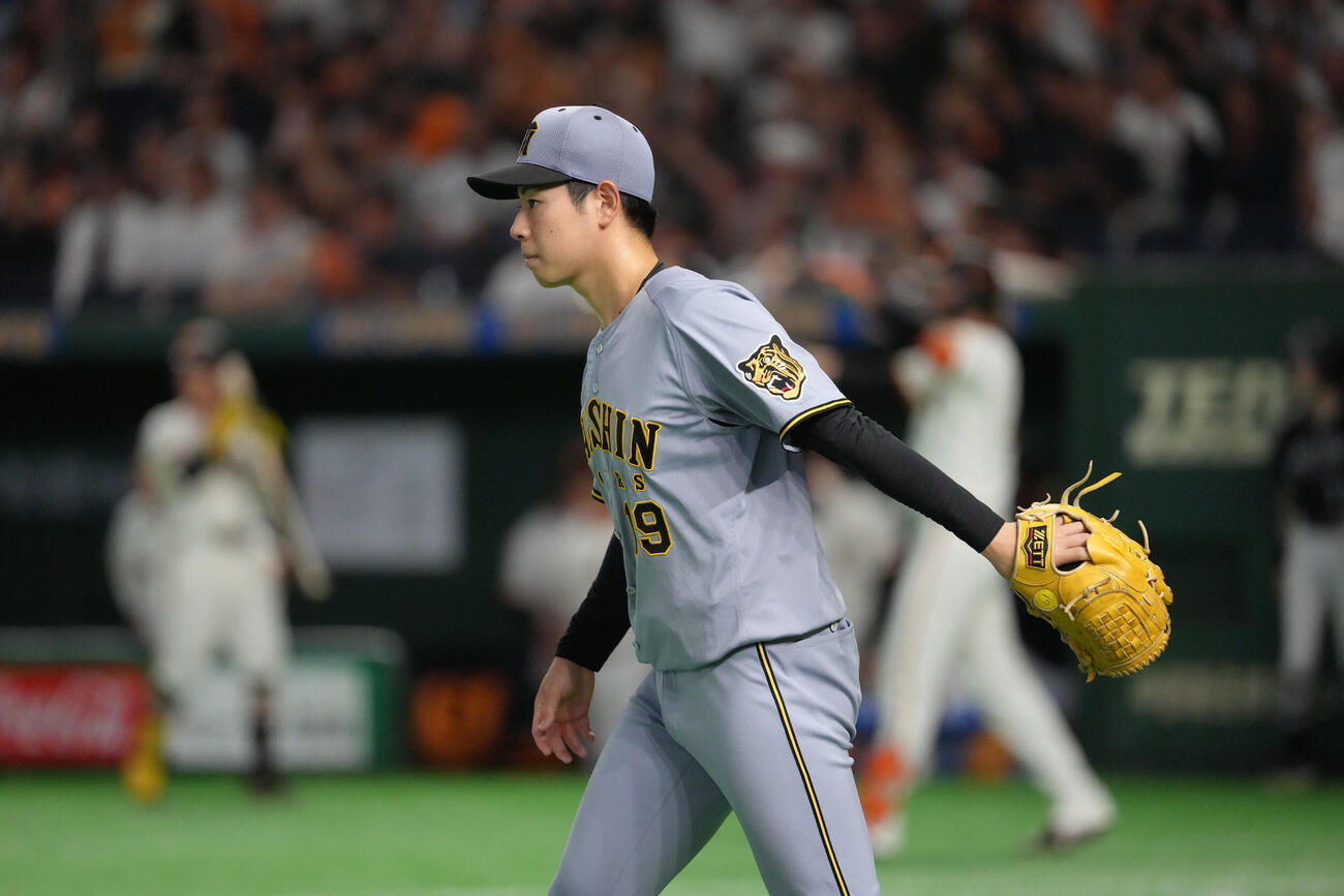 巨人対阪神　3回裏巨人無死一塁、中山礼都に2点本塁打を浴びた下村海翔（撮影・足立雅史）