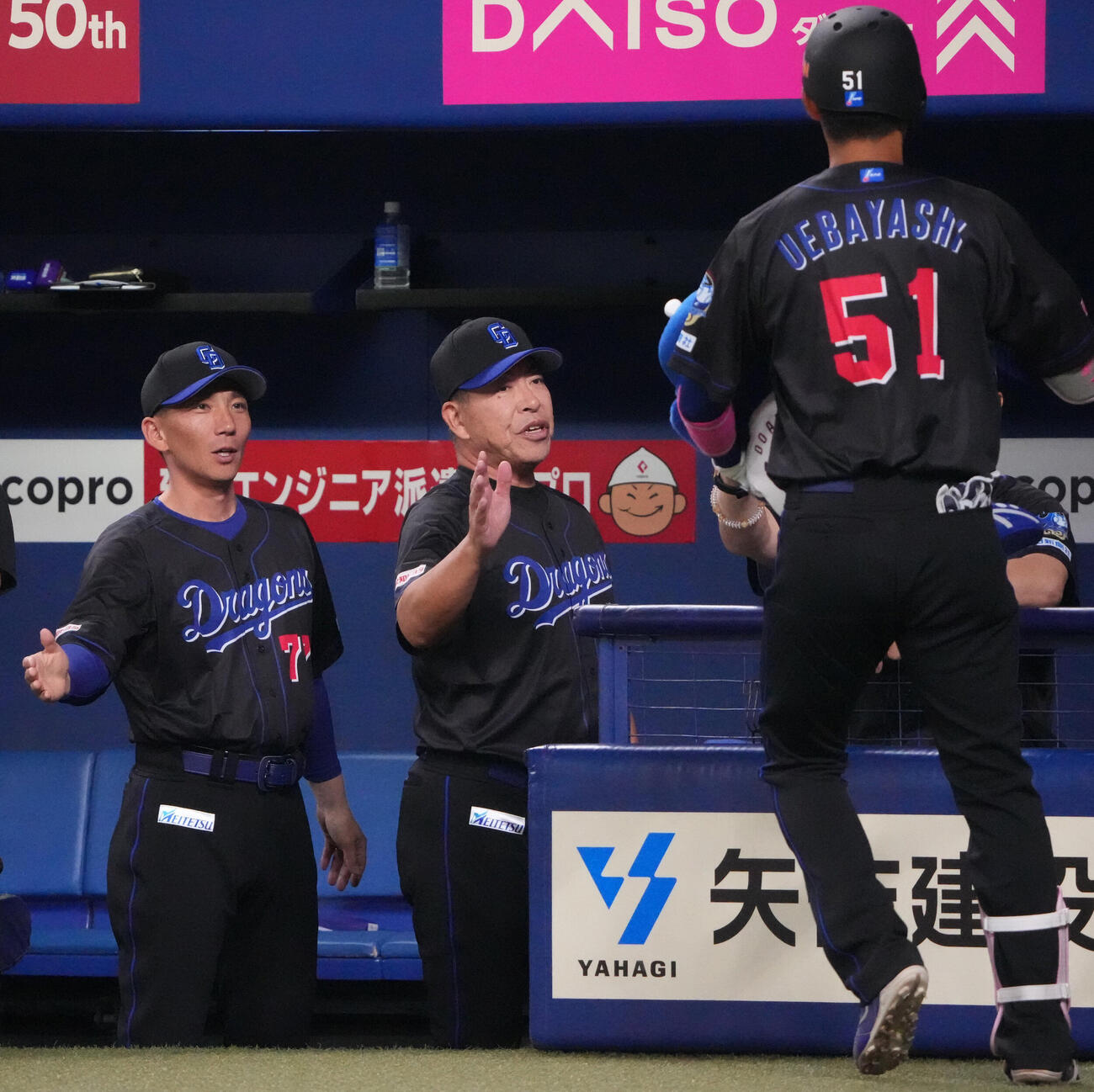 中日対DeNA 1回裏中日2死、井上一樹監督（中央）は本塁打を放った上林誠知を迎える（撮影・森本幸一）