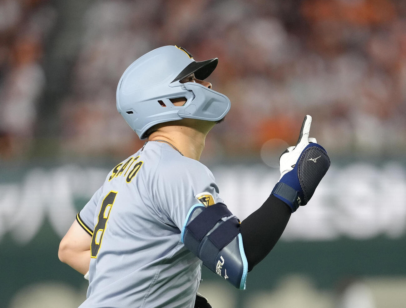 巨人対阪神　4回表巨人無死、佐藤輝明は右越え本塁打を放ち天を指さす（撮影・足立雅史）