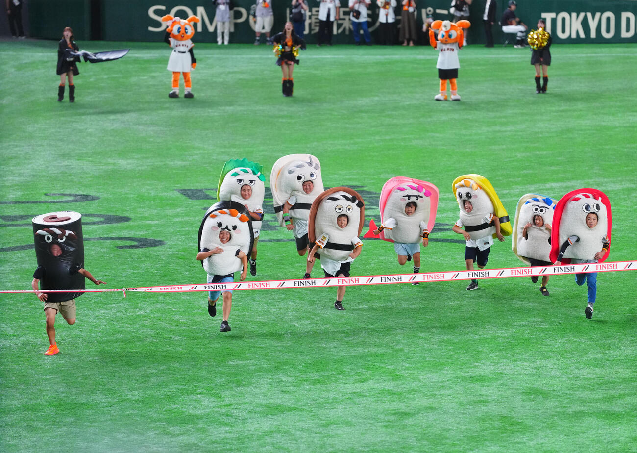 巨人対阪神　すしレース（撮影・垰建太）