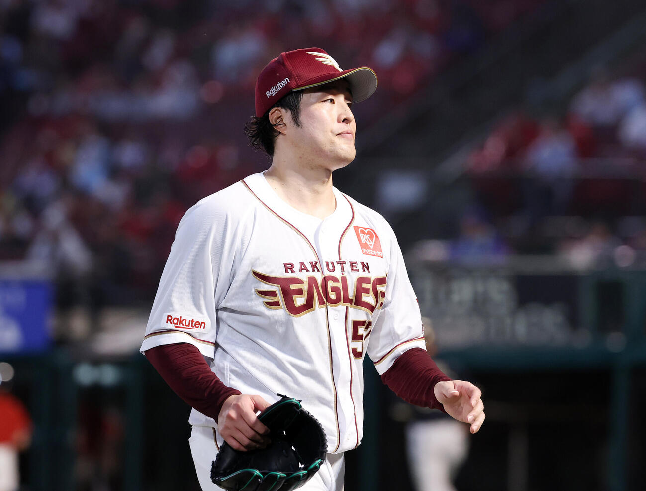 楽天対オリックス　2回表、オリックスの攻撃を抑えベンチに引き揚げる楽天滝中瞭太（撮影・鈴木正人）