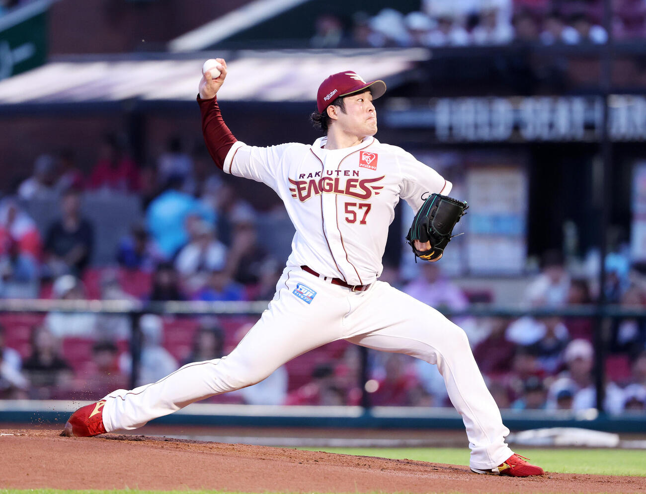 楽天対オリックス　力投する楽天先発の滝中瞭太（撮影・鈴木正人）