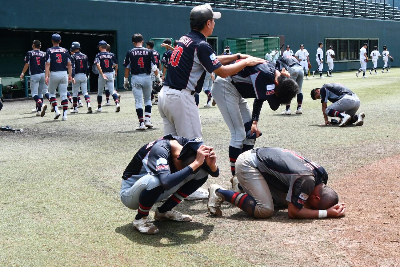 1度は5点差を逆転しながら敗れた兵庫伊丹。試合後、ひざから崩れ落ち立ち上がれない選手もいた