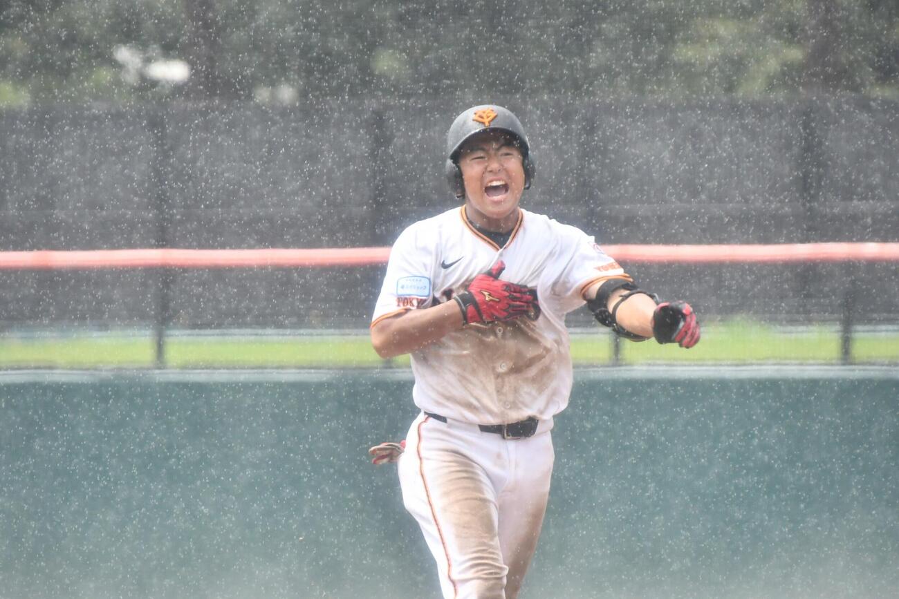 強い雨が降る中、5回裏に勝ち越し打を放った多摩川・井端は胸を強くたたき、ベンチを鼓舞した