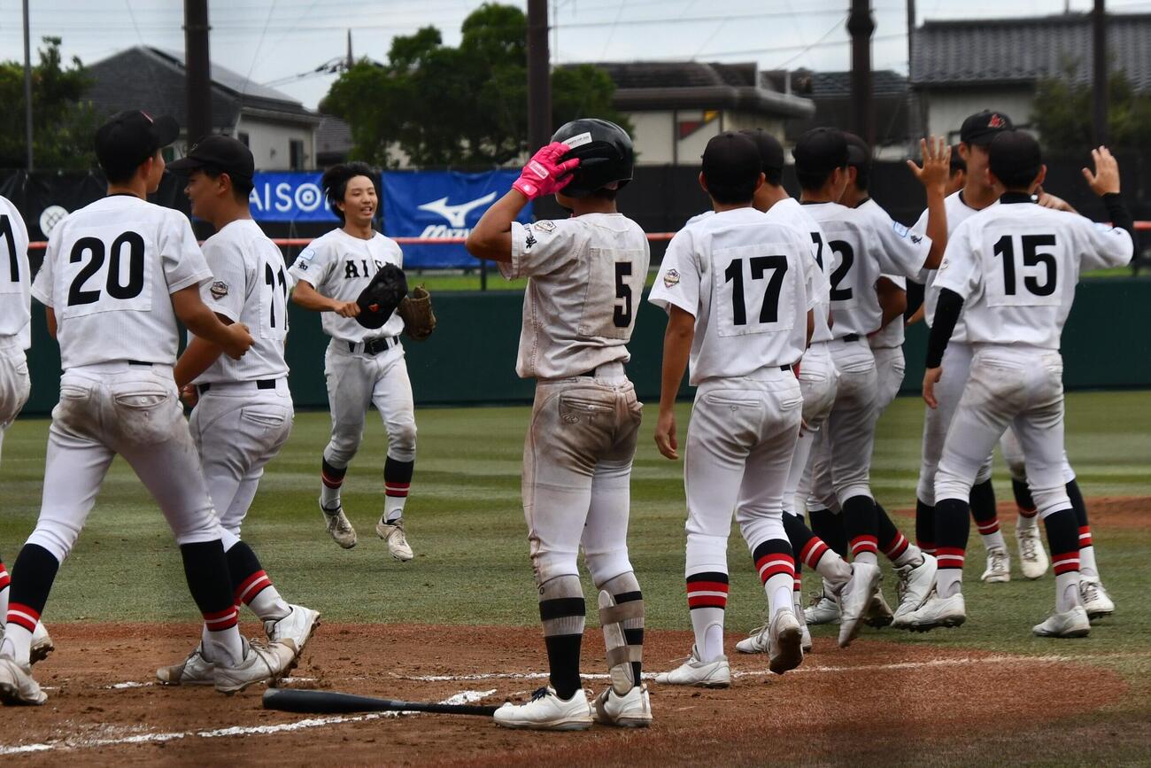 4時間50分に及ぶ熱戦を制して整列する愛知西の選手のそばで、三邪飛で最後の打者となった甲府南と藤谷は立ちすくんだまま動けなかった