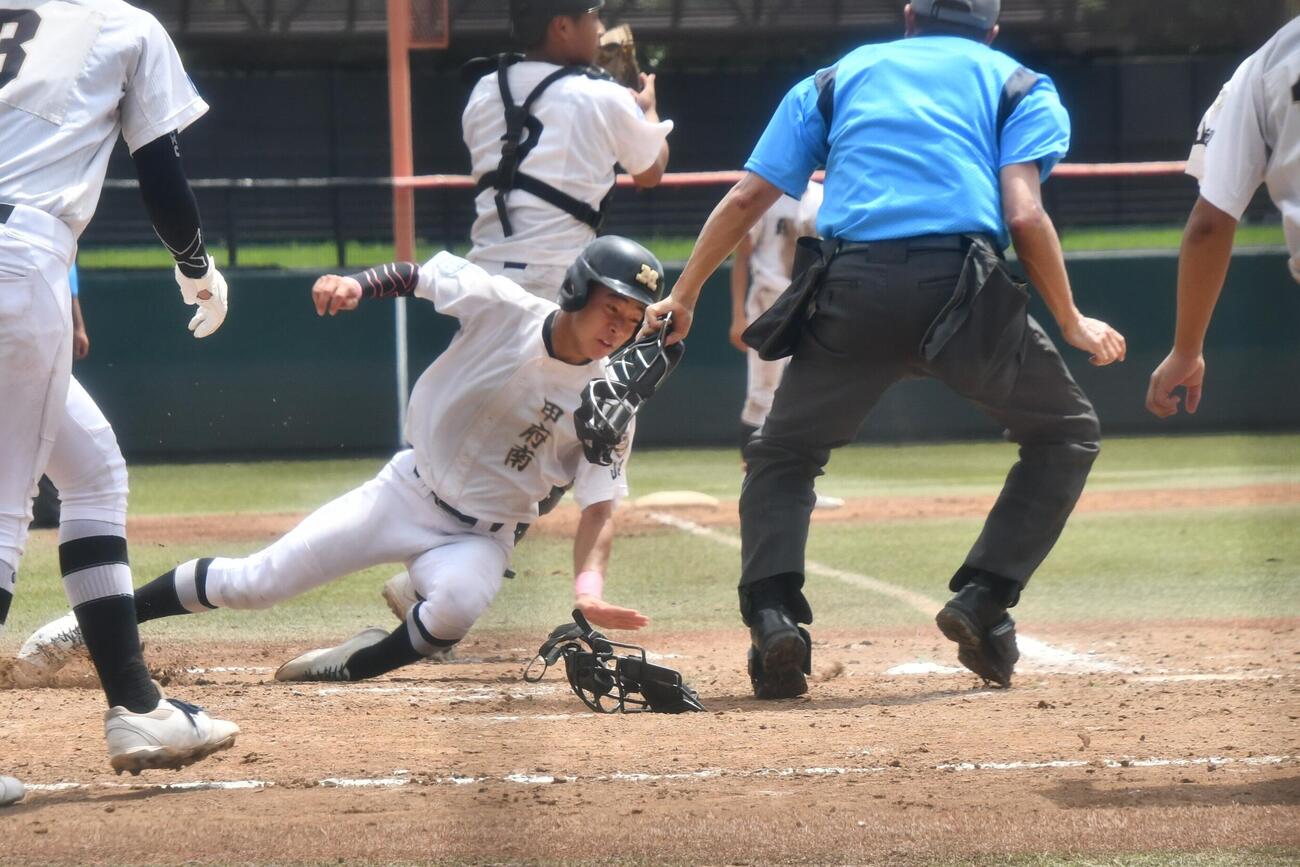 甲府南3回裏1死二塁、藤谷の右前打で二塁走者の今村は本塁に滑り込み、反撃を開始した