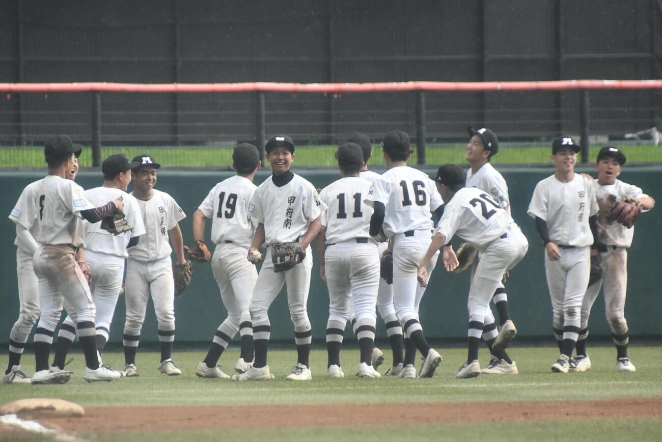 雷からの中断明け、甲府南の選手は外野に集まり笑顔でウォーミングアップした