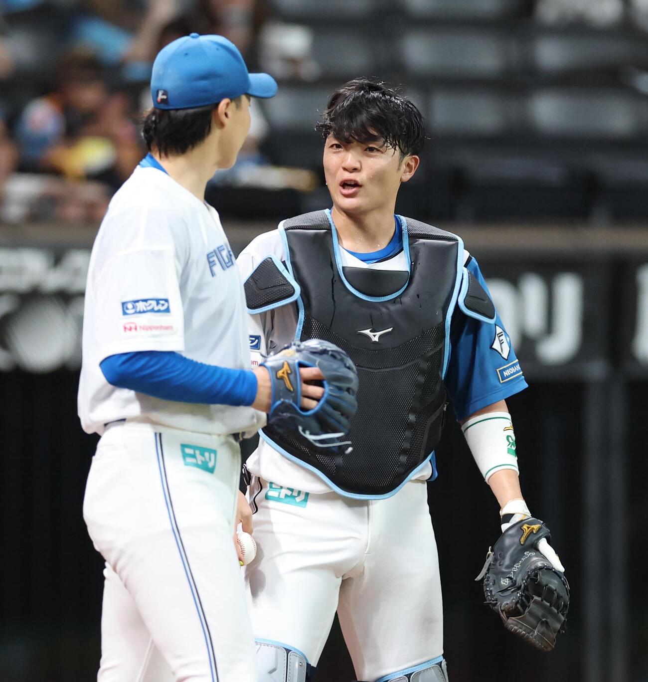 日本ハム対西武　2回表、言葉を交わす山崎福也（左）と郡司裕也（撮影・黒川智章）