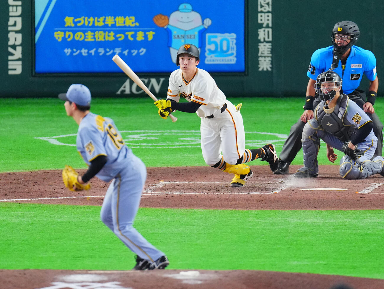 巨人対阪神　5回裏巨人2死、右前打を放つ浦田俊輔。投手下村海翔（撮影・垰建太）