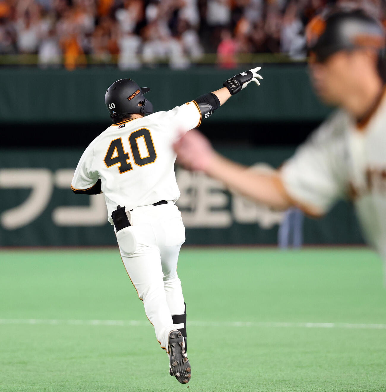 巨人対阪神　3回裏巨人無死一塁、中山礼都）は2点本塁打を放ち指を突き上げ一塁を回る（撮影・浅見桂子）