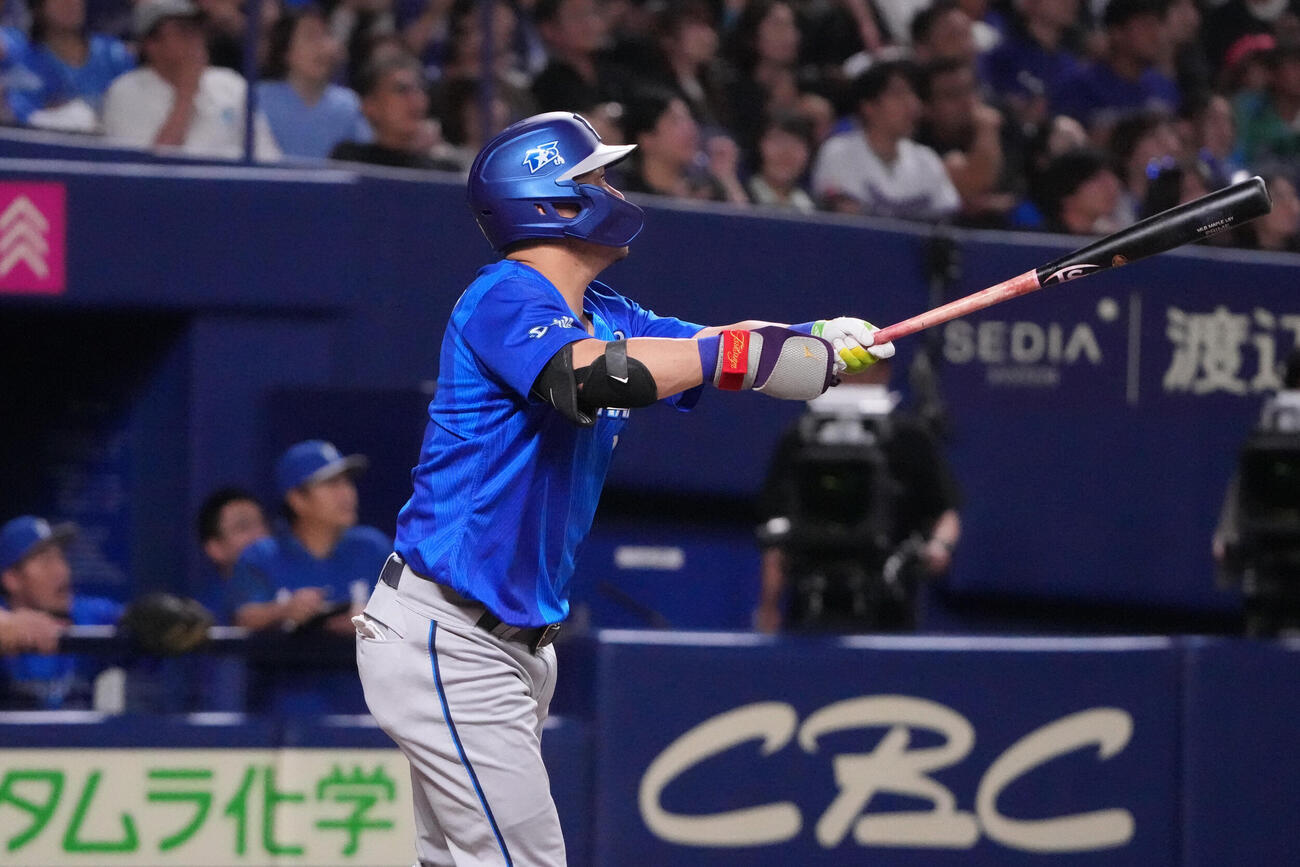 中日対DeNA 6回表DeNA無死、本塁打を放つ筒香嘉智（撮影・森本幸一）