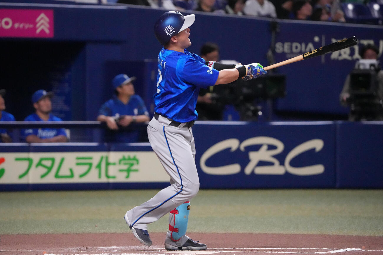 中日対DeNA 6回表DeNA無死、本塁打を放つ牧秀悟（撮影・森本幸一）