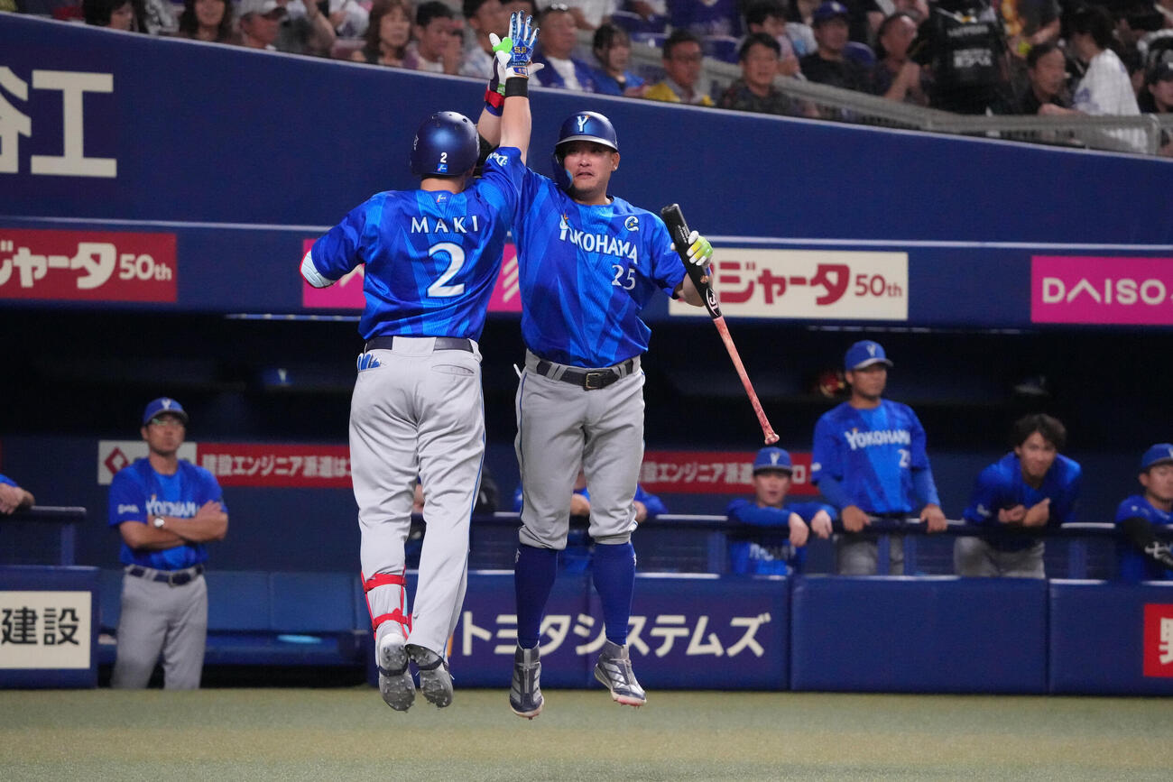 中日対DeNA 6回表DeNA無死、本塁打を放った牧秀悟（左）を出迎える筒香嘉智（撮影・森本幸一）