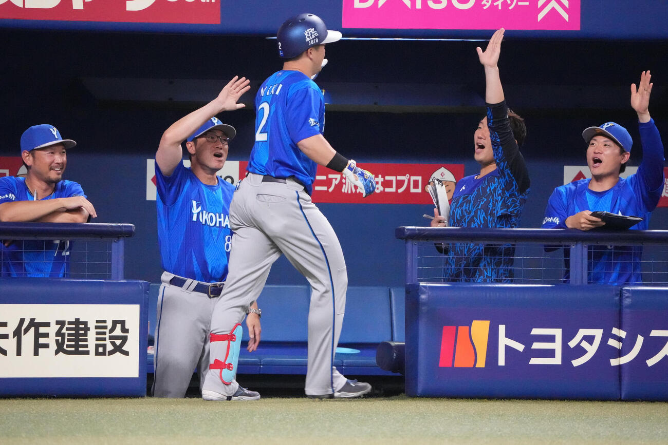 中日対DeNA 6回表DeNA無死、相川亮二監督（左から2人目）は本塁打を放った牧秀悟とタッチを交わす（撮影・森本幸一）