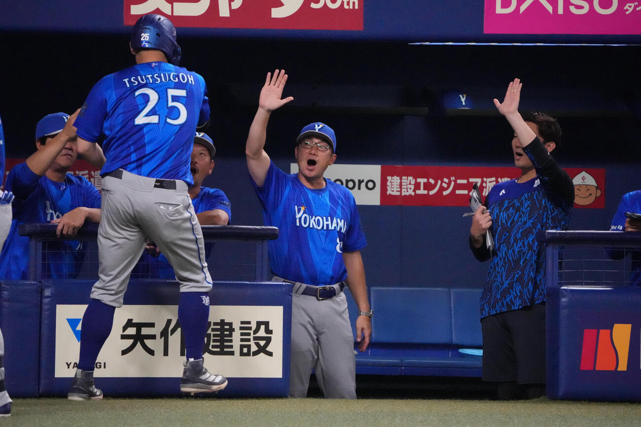 中日対DeNA 6回表DeNA無死、相川亮二監督（中央）は本塁打を放った筒香嘉智を迎える（撮影・森本幸一）