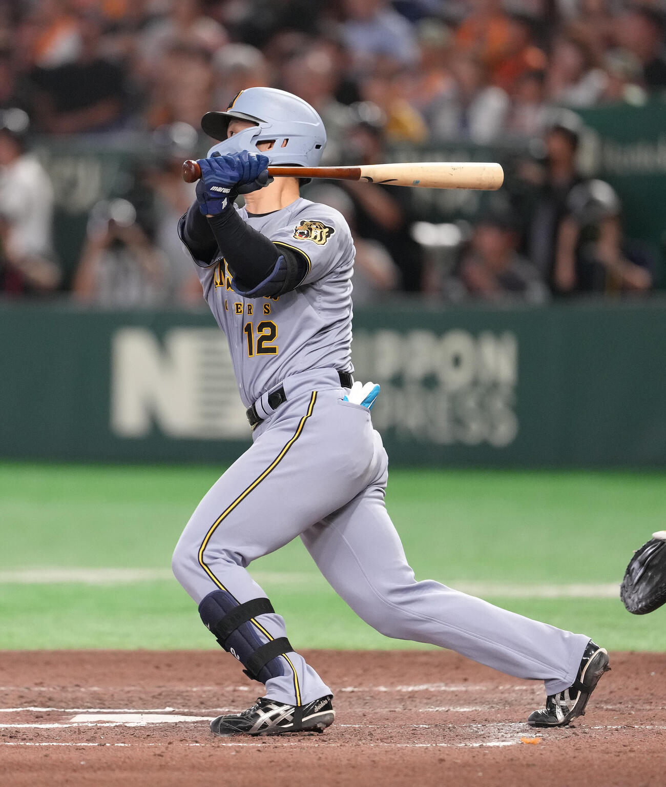 巨人対阪神　6回表阪神1死一塁、坂本誠志郎は左越え2点本塁打を放つ（撮影・足立雅史）