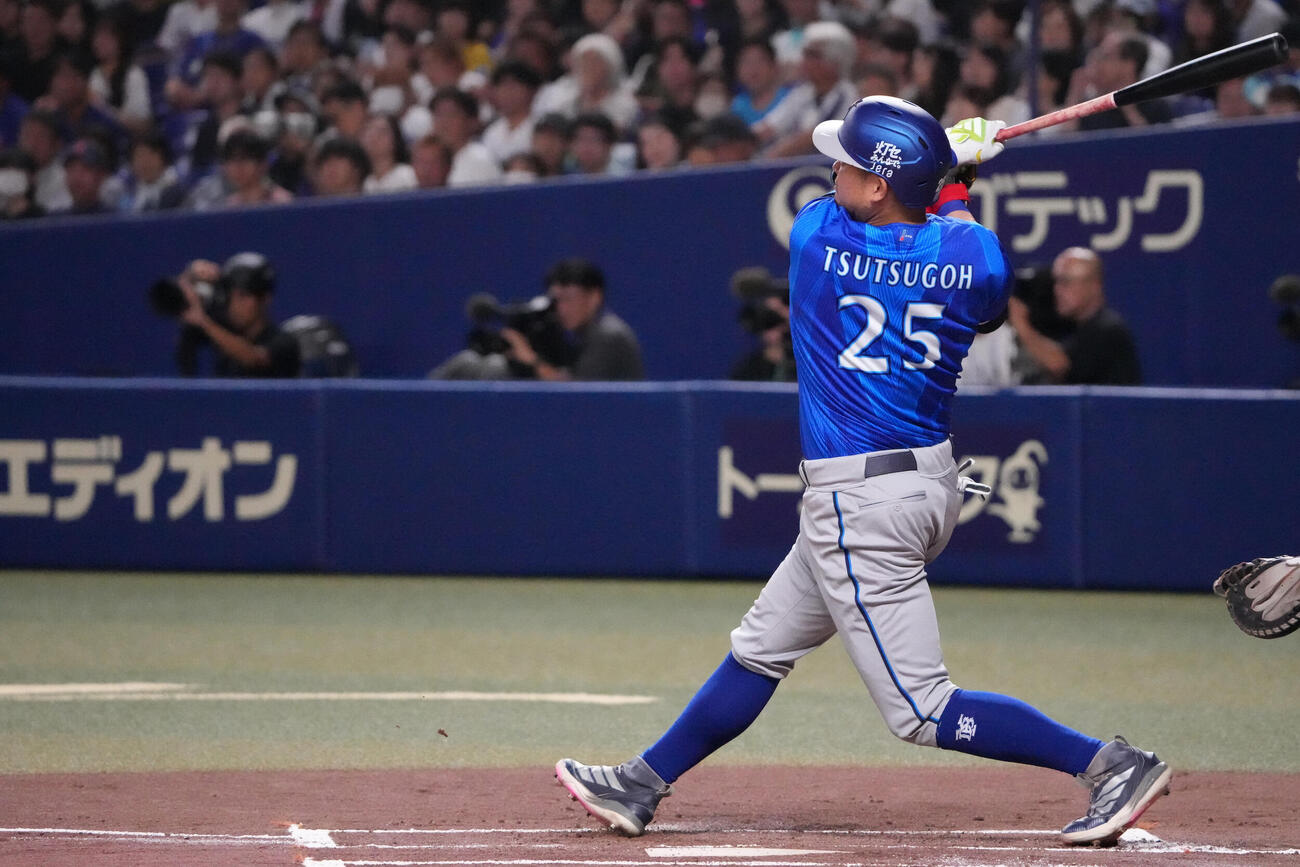 中日対DeNA 1回表DeNA2死、本塁打を放つ筒香嘉智（撮影・森本幸一）