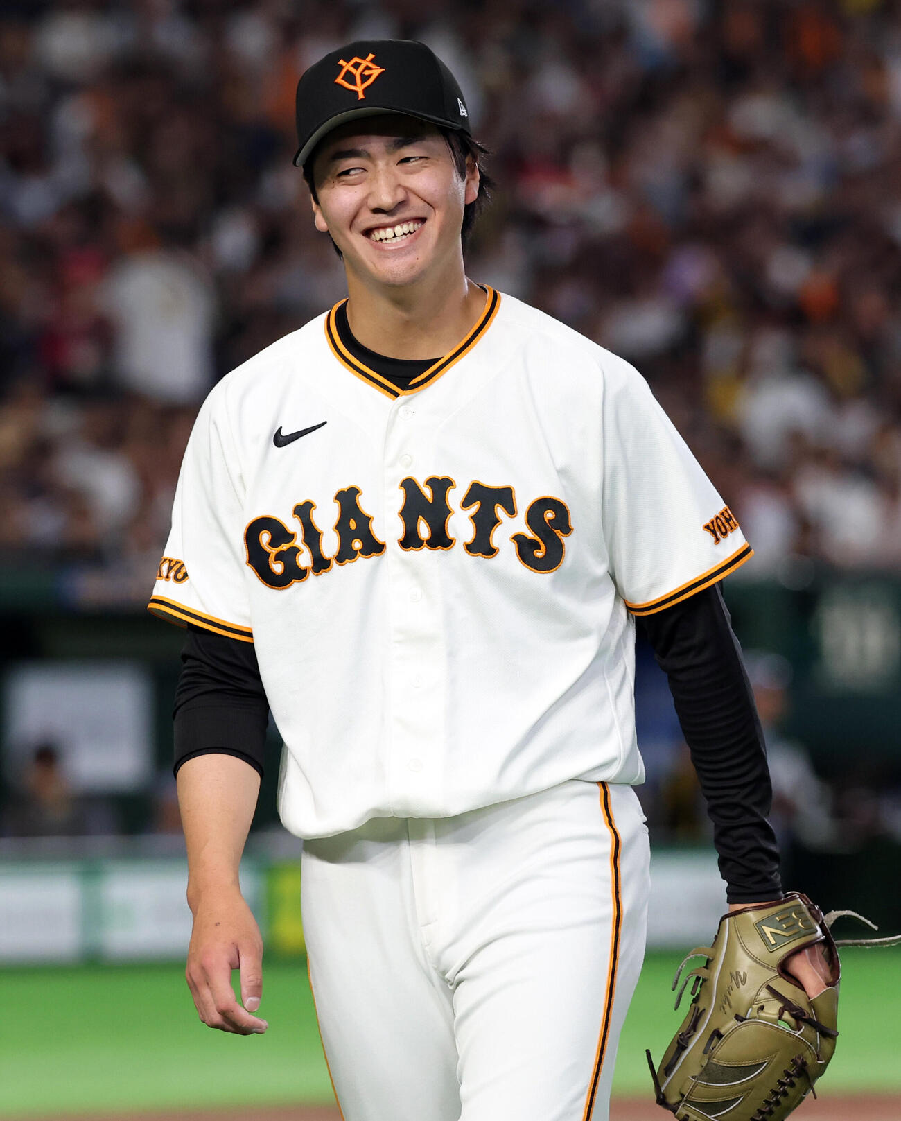 巨人対阪神　5回表2死一塁、佐藤輝明を三振に仕留めほっとした笑顔でベンチに戻る西舘勇陽（撮影・浅見桂子）