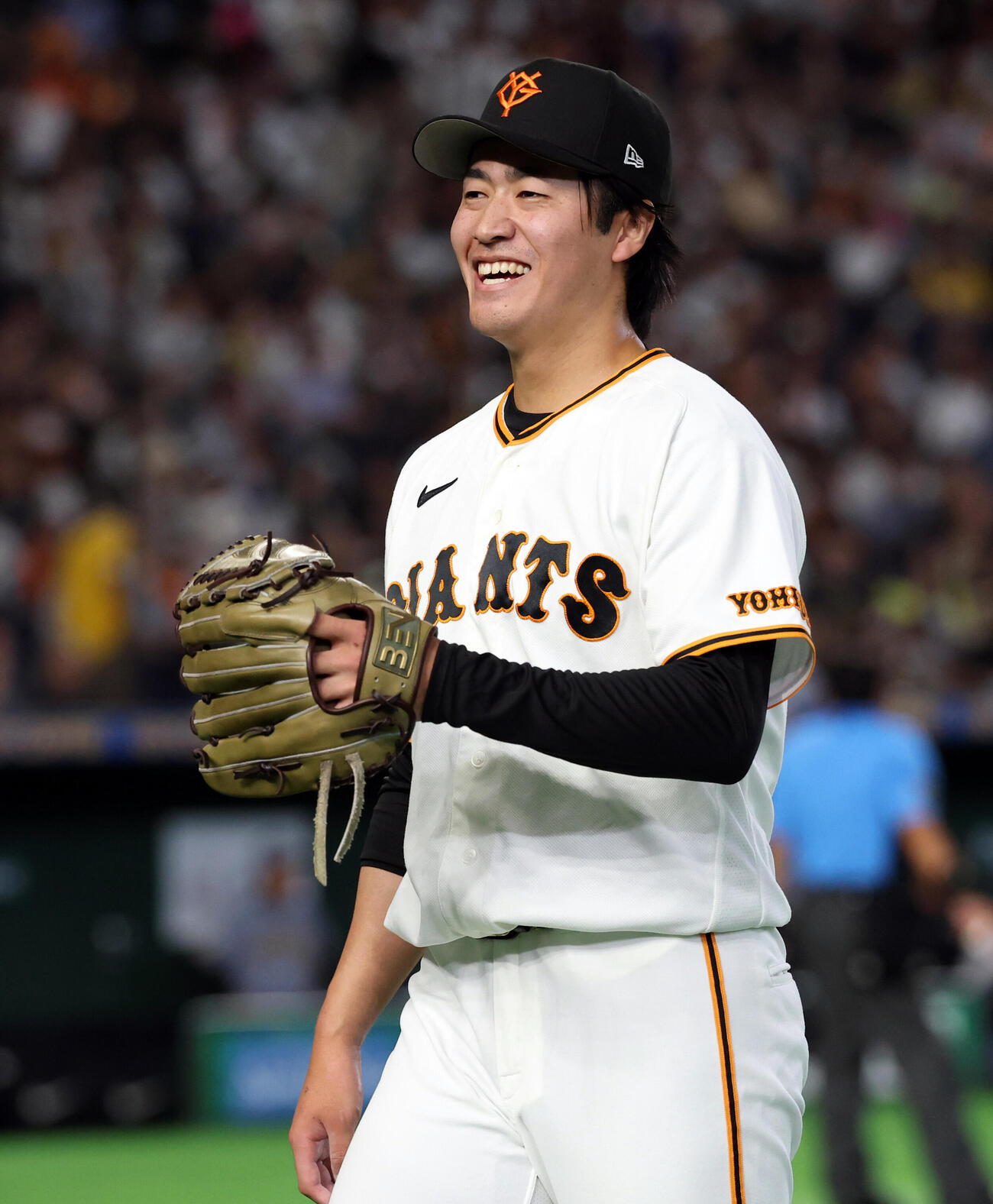 巨人対阪神　5回表2死一塁、佐藤輝明を三振に仕留めほっとした笑顔でベンチに戻る西舘勇陽（撮影・浅見桂子）
