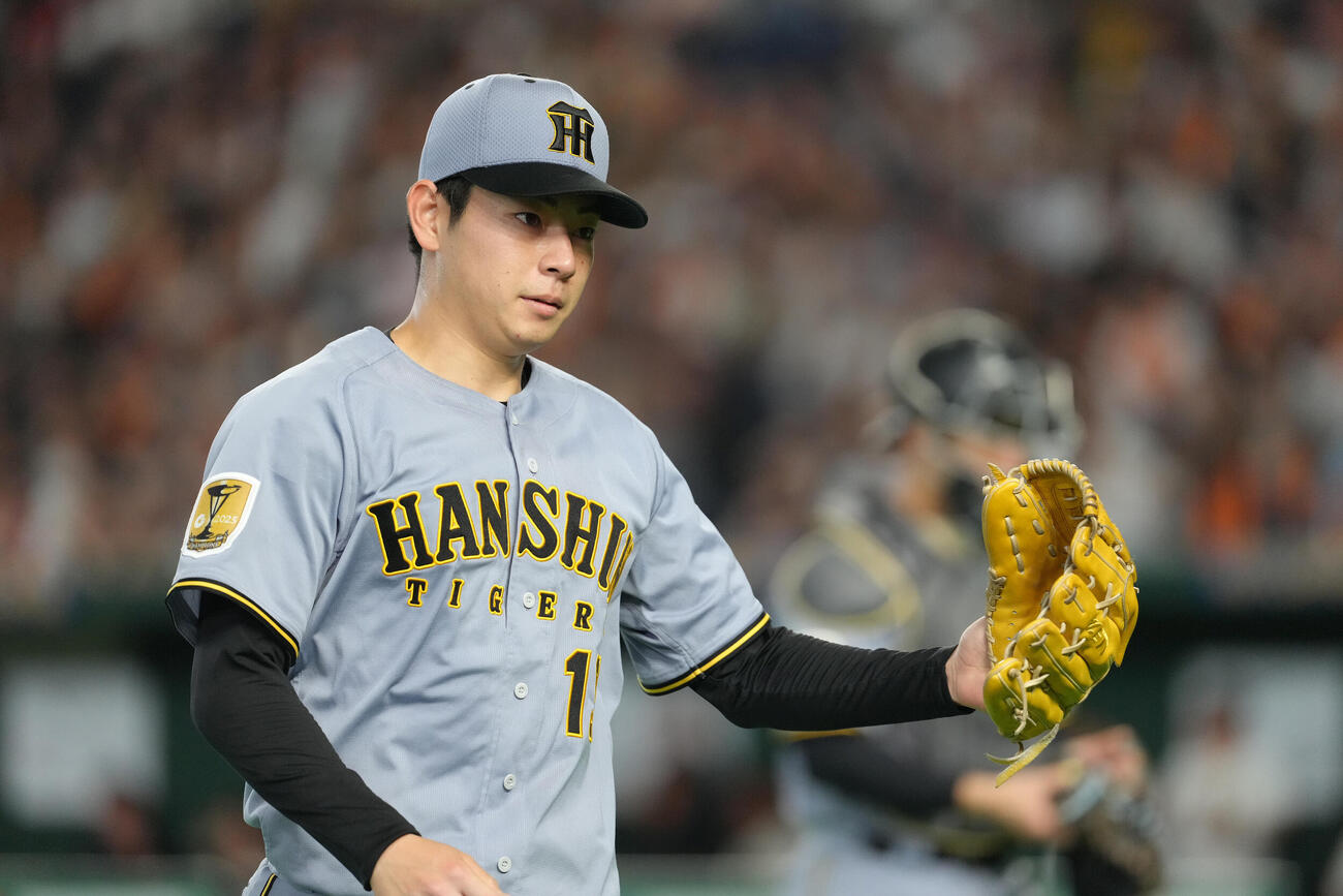 巨人対阪神　4回裏巨人2死一、三塁、石塚裕惺の打球を好捕し投直とし、タッチを交わす下村海翔（撮影・足立雅史）