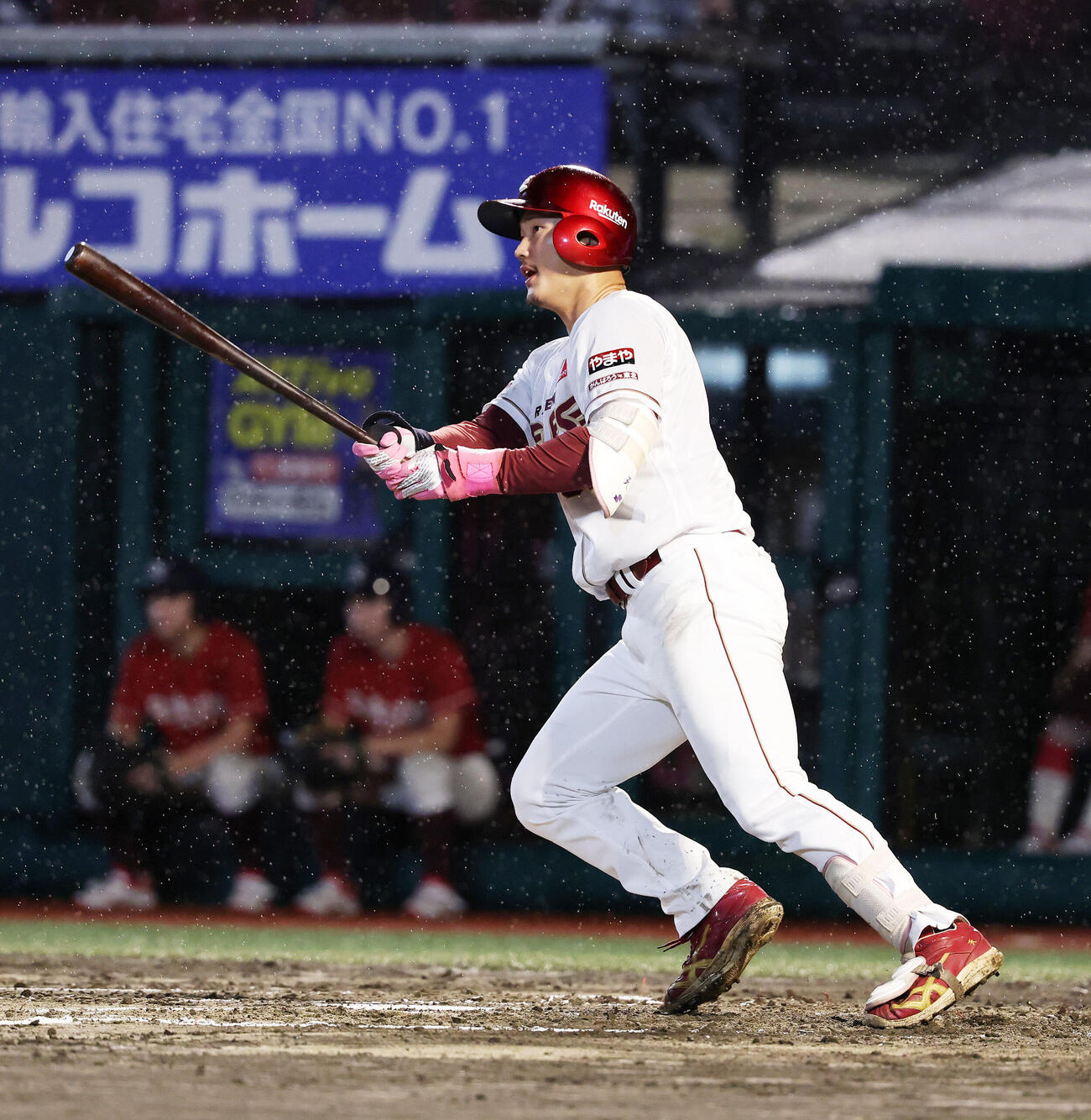 楽天対オリックス　4回裏楽天2死、金子京介は左前にプロ初安打を放つ（撮影・鈴木正人）