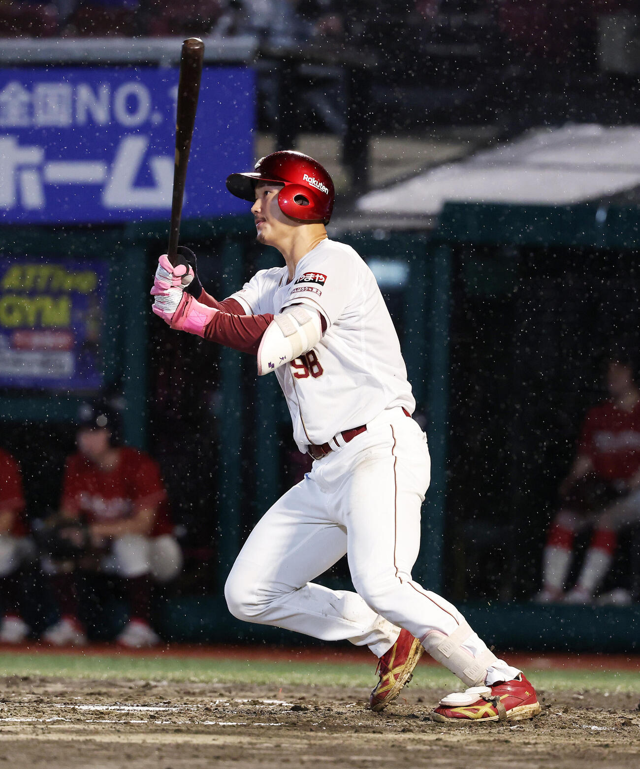 楽天対オリックス　4回裏楽天2死、金子京介は左前にプロ初安打を放つ（撮影・鈴木正人）