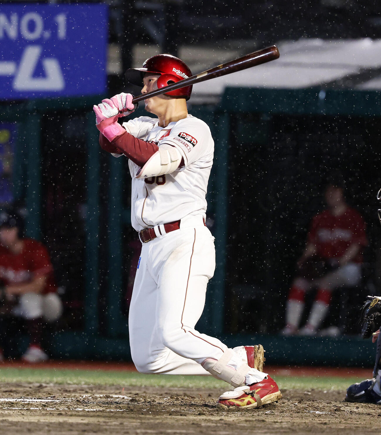 楽天対オリックス　4回裏楽天2死、金子京介は左前にプロ初安打を放つ（撮影・鈴木正人）