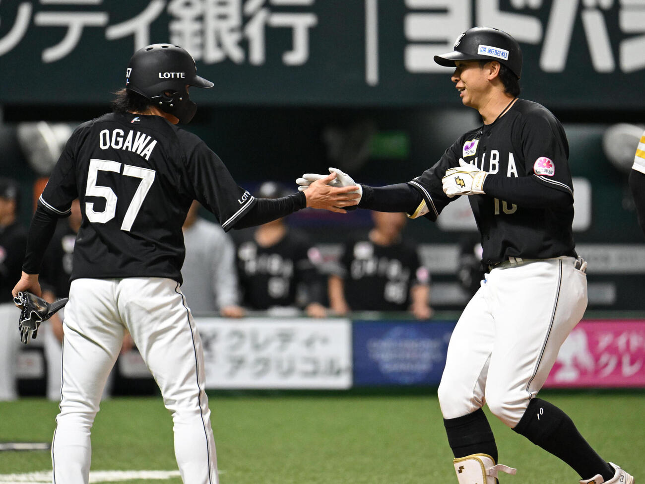 ソフトバンク対ロッテ　2回表ロッテ無死一塁、上田希由翔（右）は先制となる2点本塁打を放ち小川龍成とタッチを交わす（撮影・林敢治）
