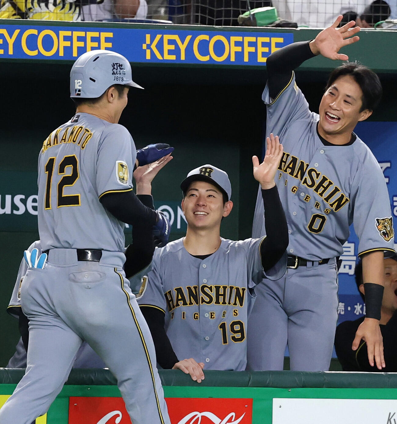 巨人対阪神　6回表阪神1死一塁、坂本誠志郎（手前）が2点本塁打を放ち笑顔で迎える下村海翔（中央）ら（撮影・浅見桂子）