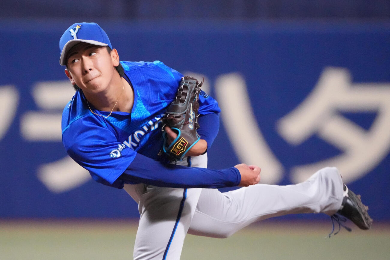 中日対DeNA 5回裏、力投するDeNA先発の深沢鳳介（撮影・森本幸一）