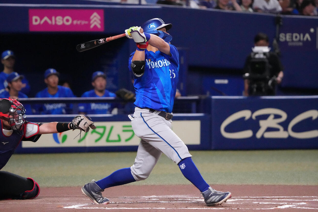 中日対DeNA 6回表DeNA無死、本塁打を放つ筒香嘉智（撮影・森本幸一）