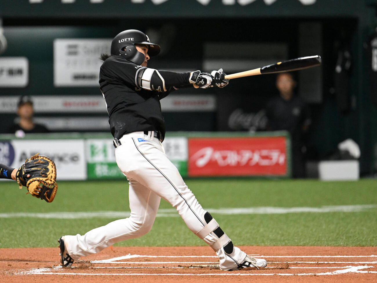 ソフトバンク対ロッテ　6回表ロッテ無死、小川龍成は右越えに本塁打を放つ（撮影・林敢治）