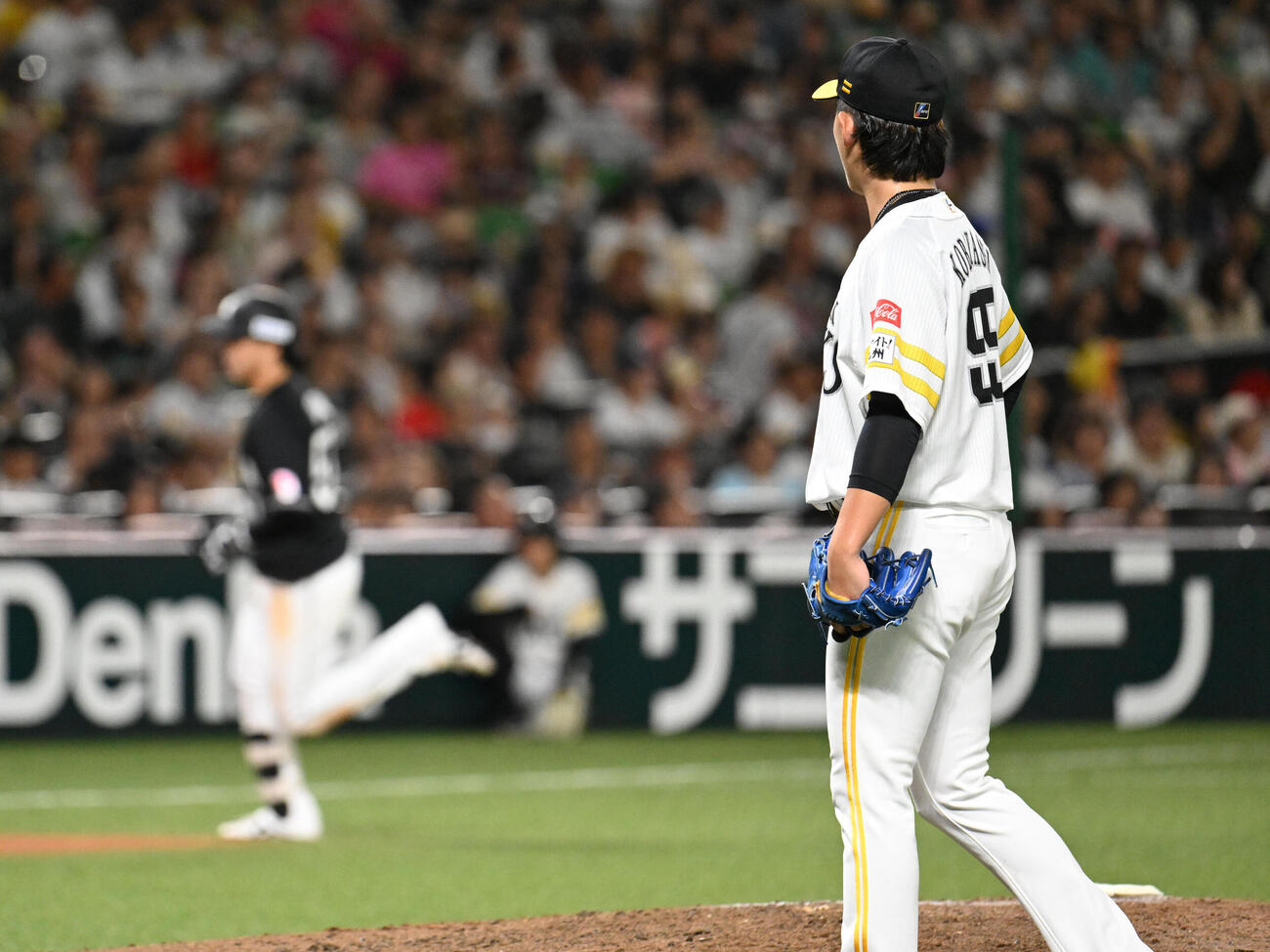 ソフトバンク対ロッテ　6回表ロッテ無死、小林樹斗（右）は小川龍成に本塁打を許す（撮影・林敢治）