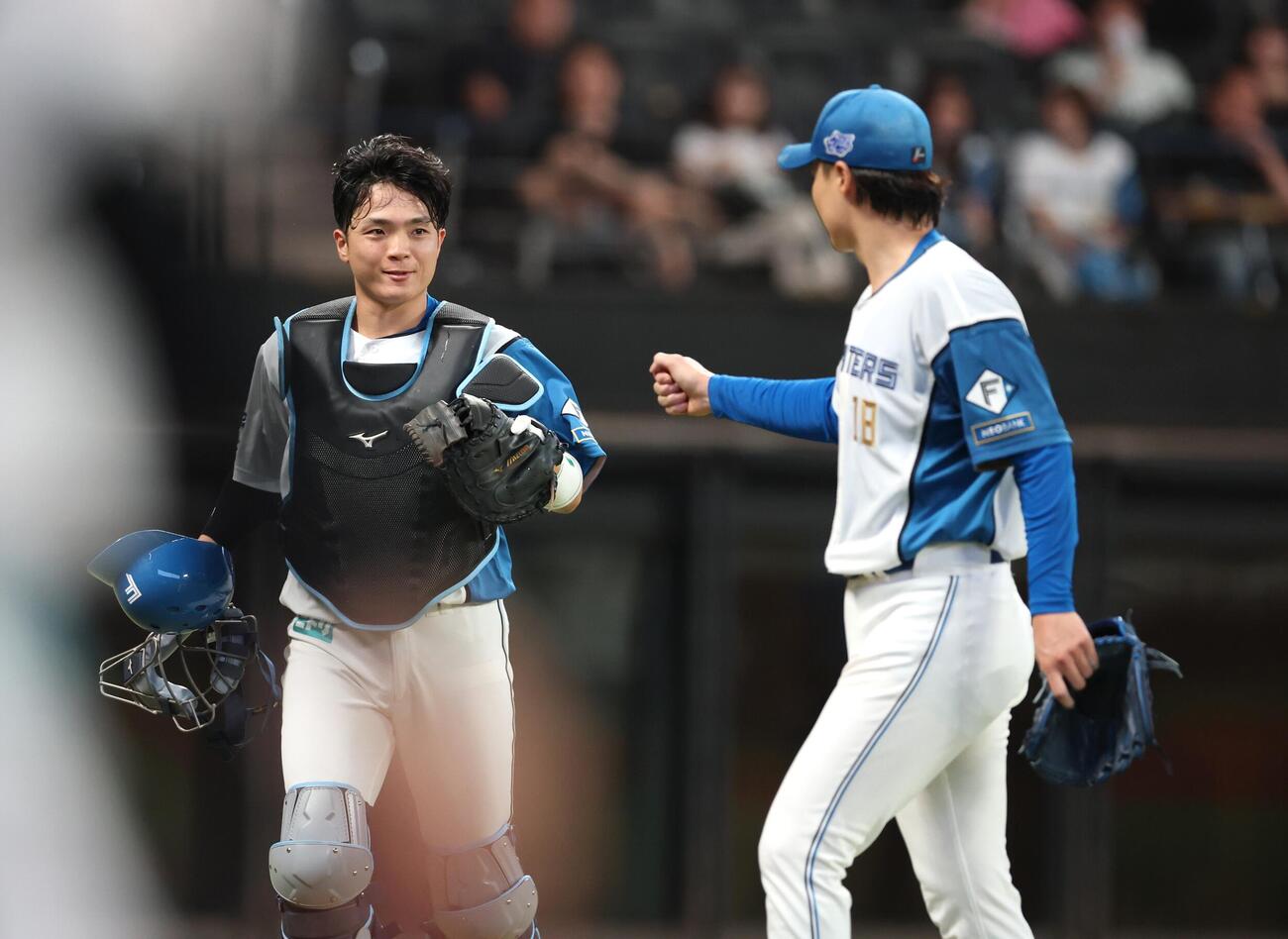 日本ハム対西武　3回表、無失点に抑え引き揚げる郡司裕也（左）と山崎福也（撮影・黒川智章）
