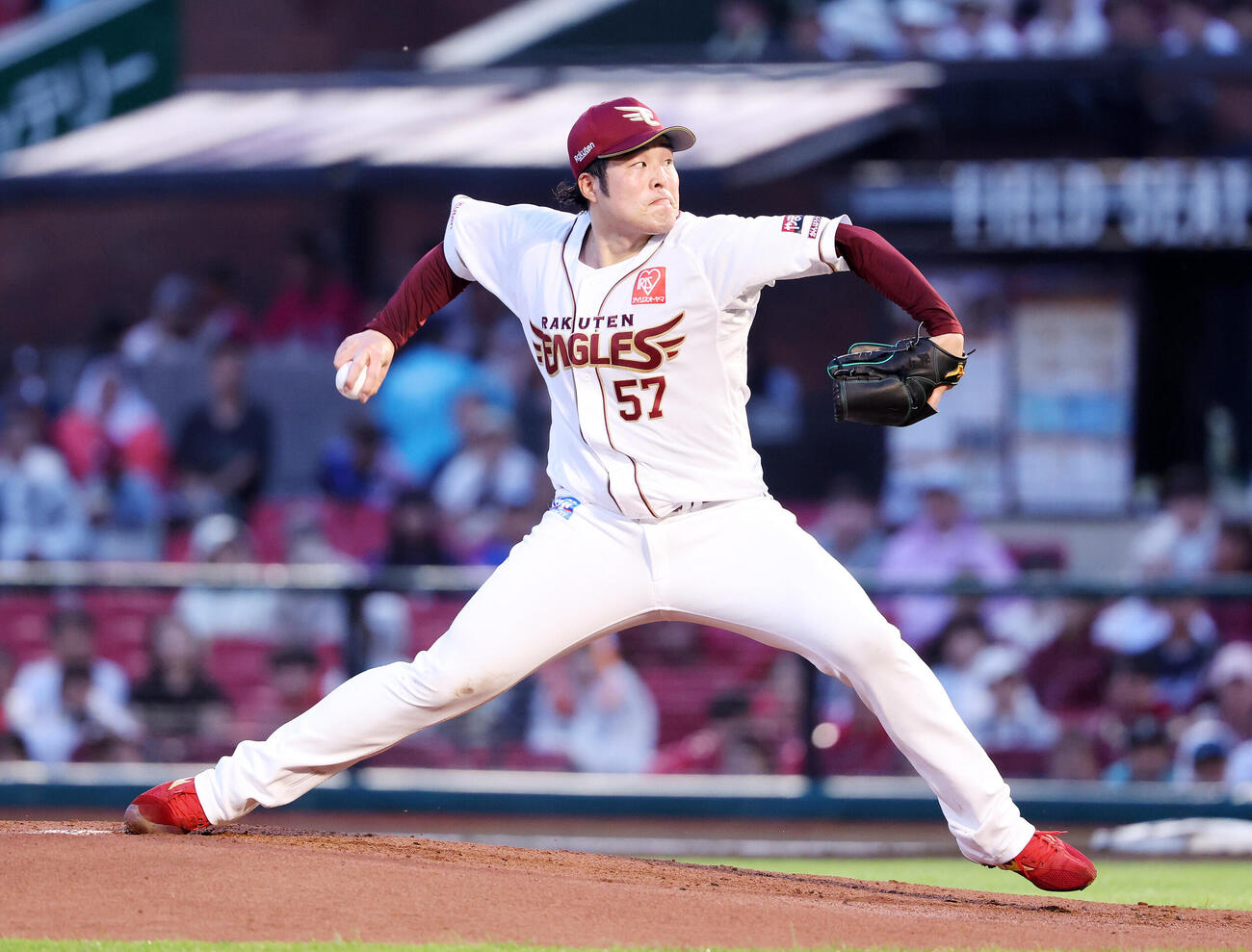 楽天対オリックス　力投する楽天先発の滝中瞭太（撮影・鈴木正人）