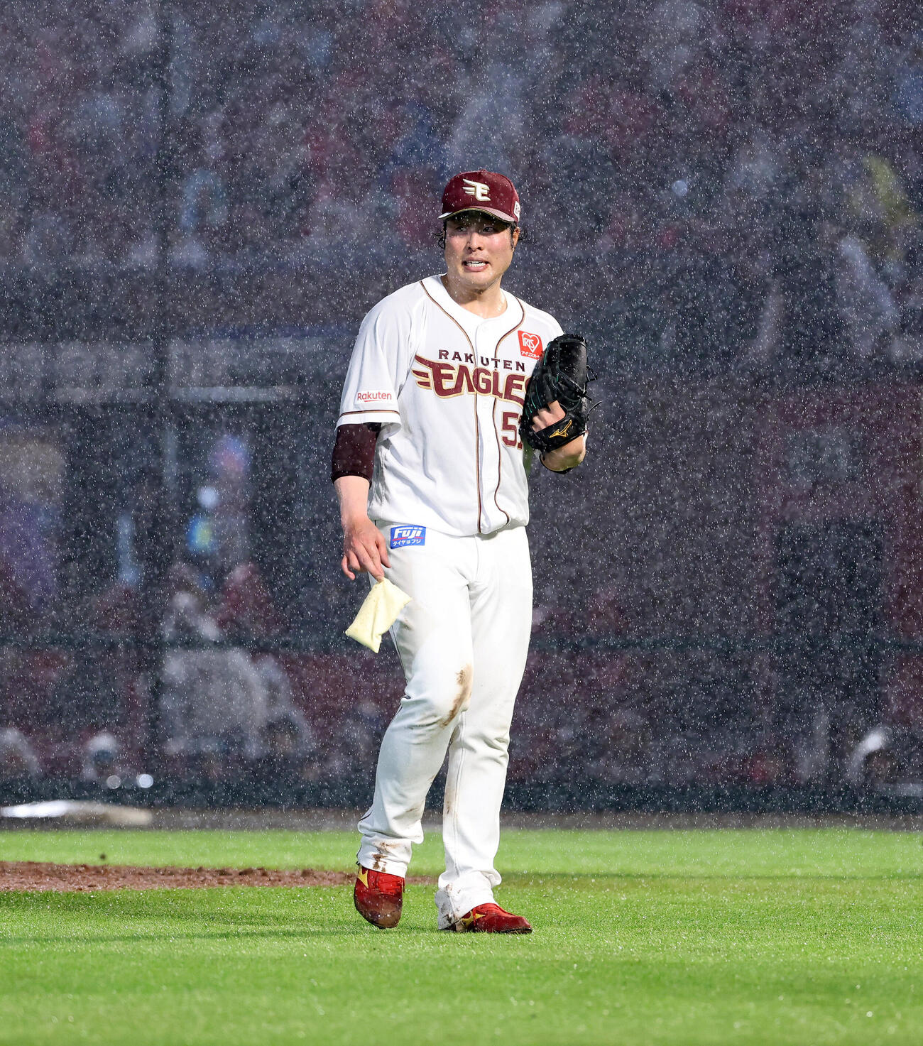 楽天対オリックス　4回表、雨で中断となりベンチに引き揚げる楽天滝中瞭太（撮影・鈴木正人）