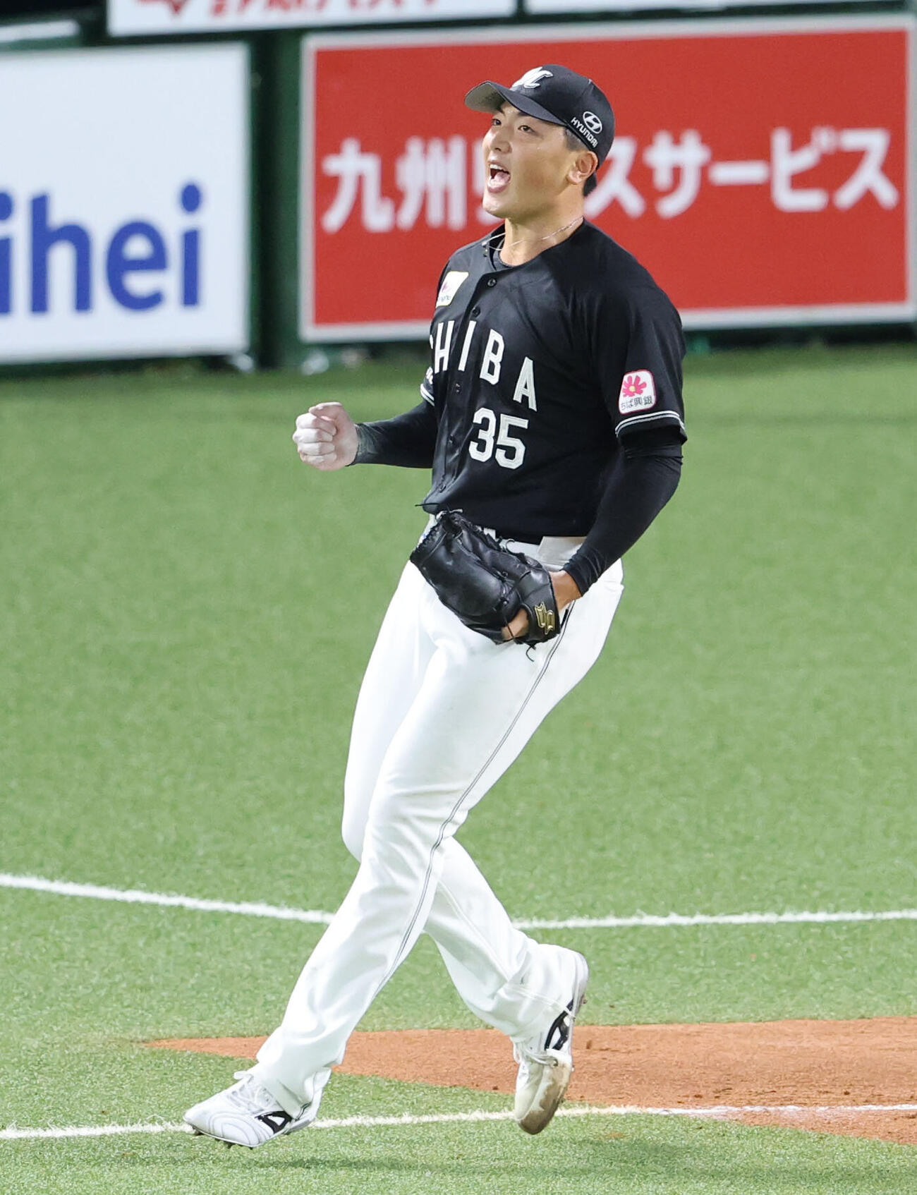 ソフトバンク対ロッテ　3回裏ソフトバンク2死満塁、近藤健介を一ゴロに打ち取った田中晴也はガッツポーズ（撮影・梅根麻紀）