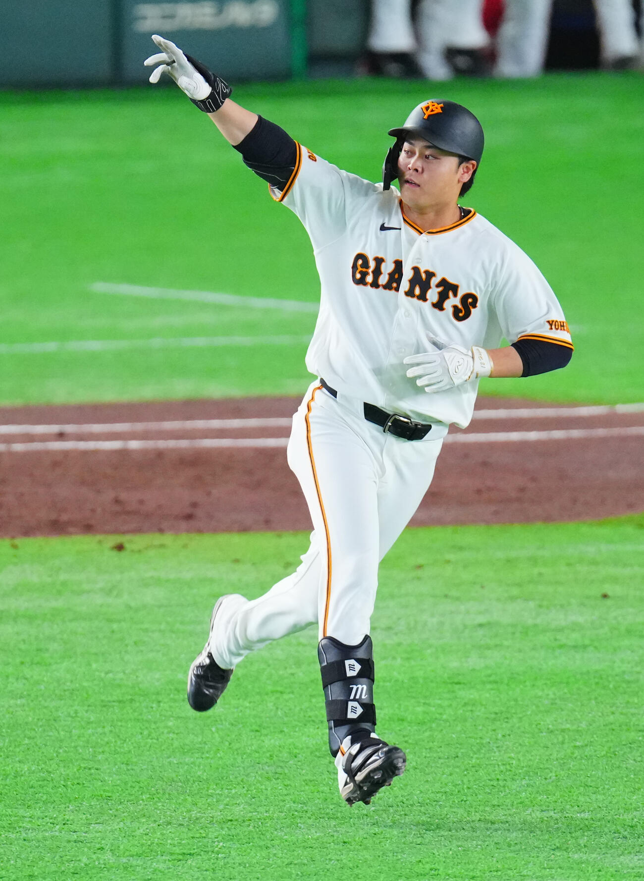 巨人対阪神　3回裏巨人無死一塁、先制2点本塁打を放ちポーズを決める中山礼都（撮影・垰建太）