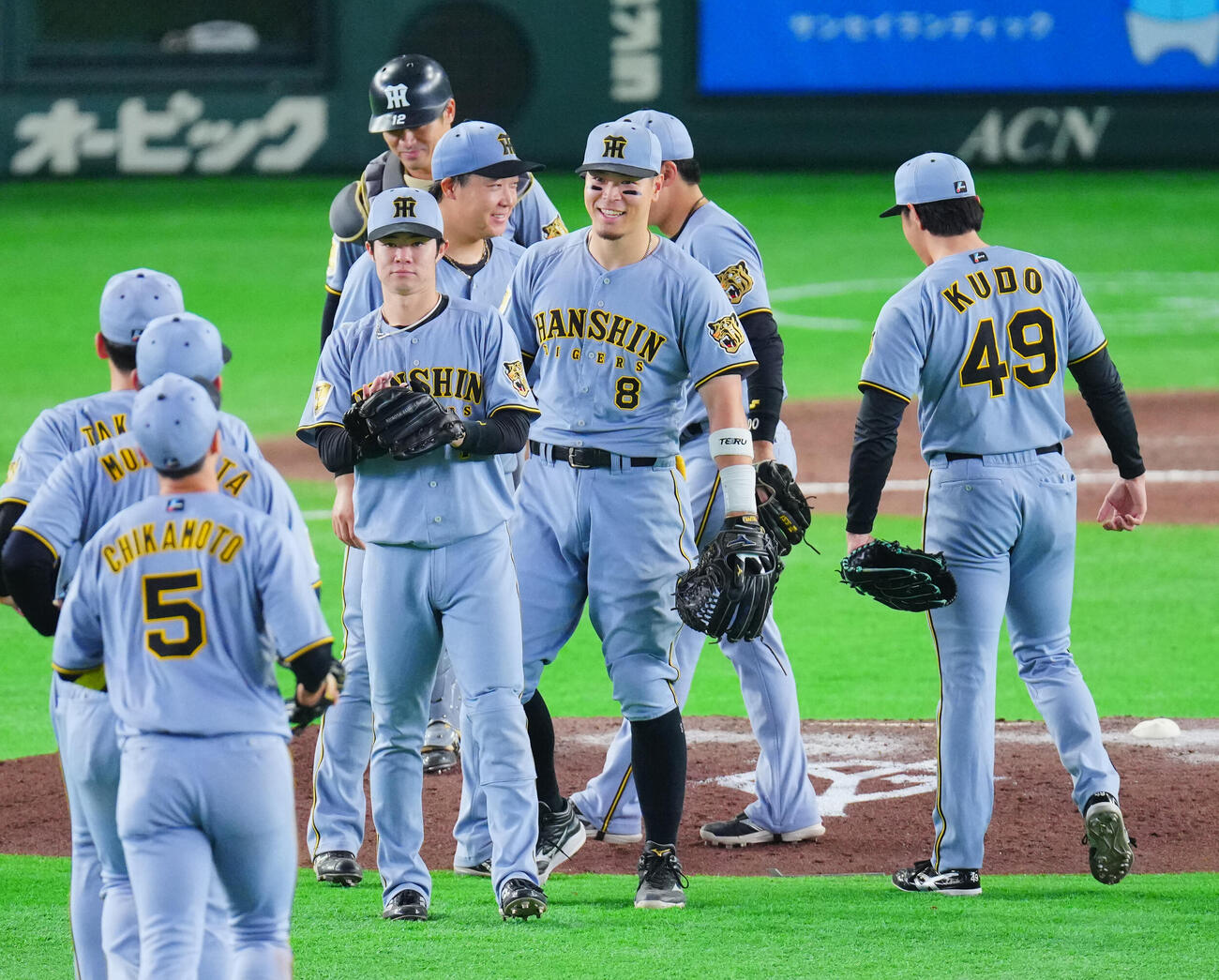 巨人対阪神　巨人に3連勝し笑顔でタッチを交わす阪神ナイン（撮影・垰建太）