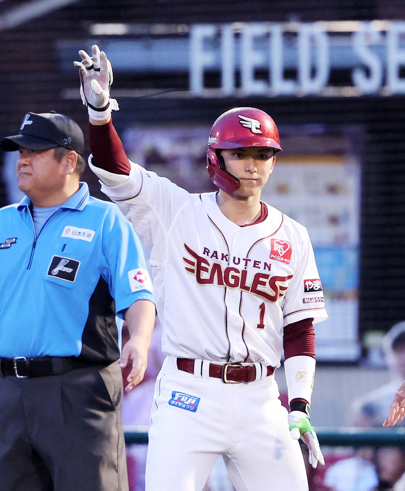 楽天対オリックス　1回裏楽天無死、宗山塁は右前打を放ちポーズを決める（撮影・鈴木正人）