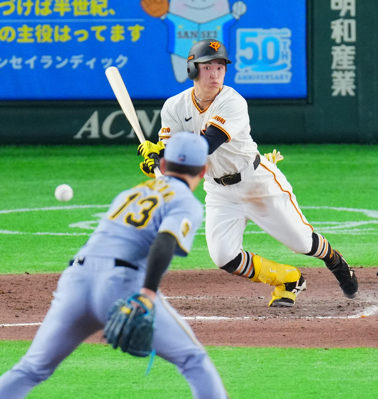 巨人対阪神　8回裏巨人無死、中前打を放つ浦田俊輔。投手岩崎優（撮影・垰建太）