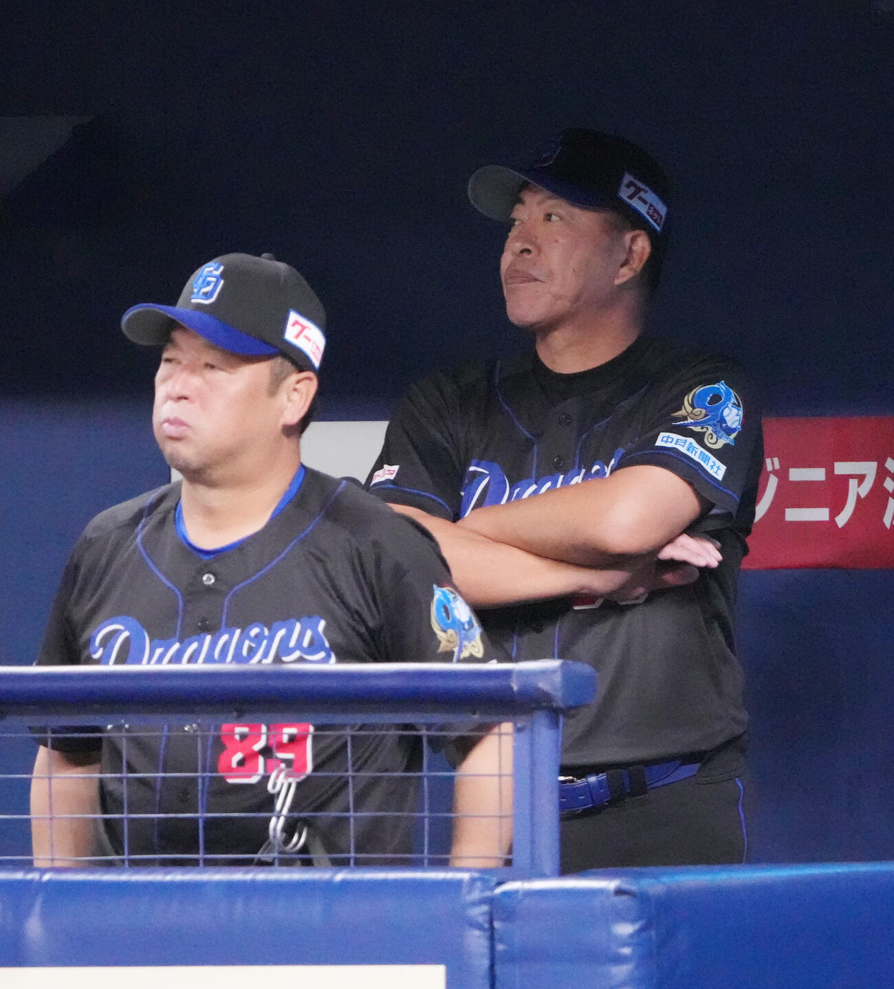 中日対DeNA 9回裏、ベンチから試合を見つめる松中信彦打撃統括コーチ（左）と井上一樹監督（撮影・森本幸一）