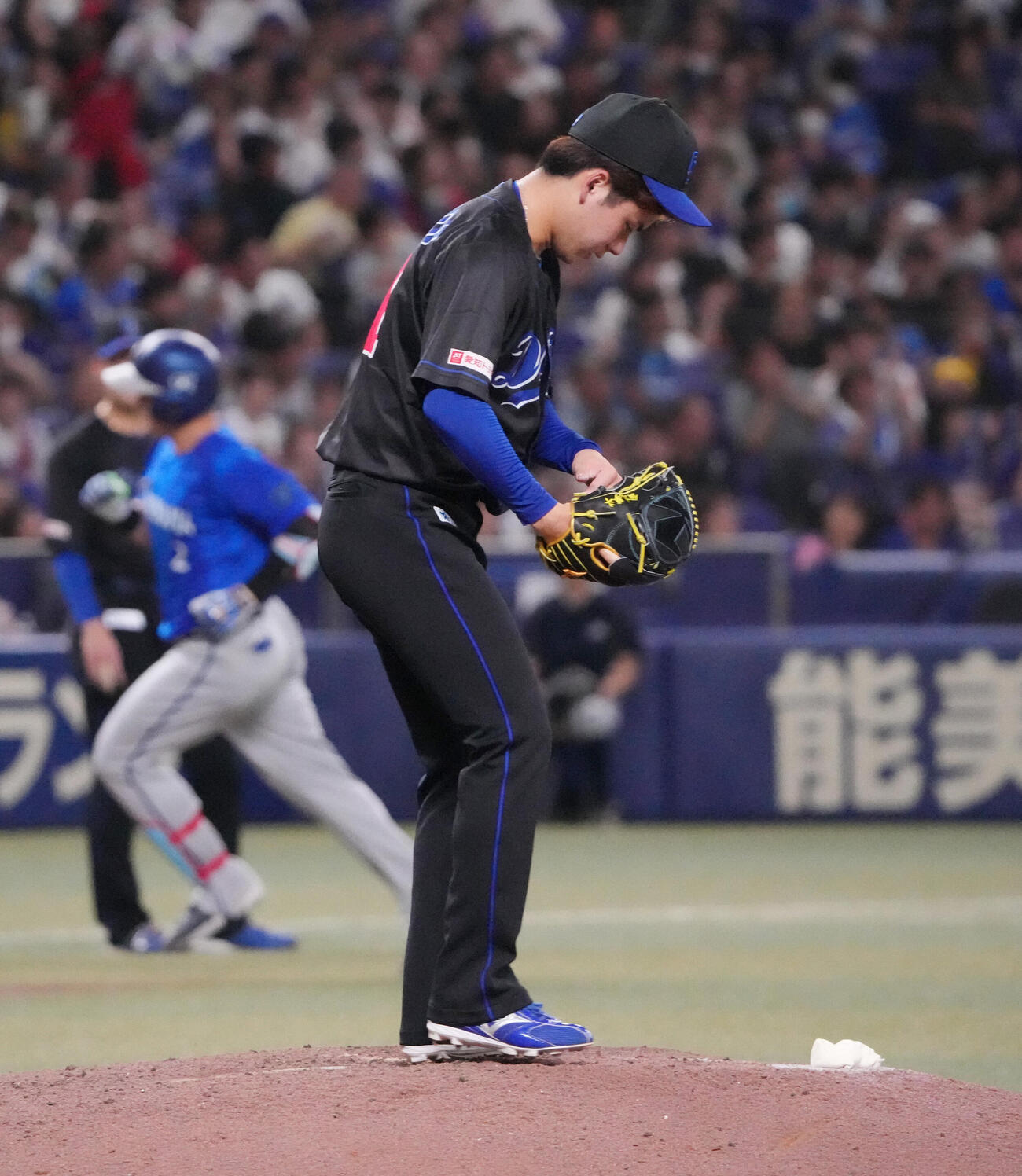 中日対DeNA 6回表DeNA無死、中日先発の金丸夢斗（右）は牧秀悟に本塁打を打たれる（撮影・森本幸一）