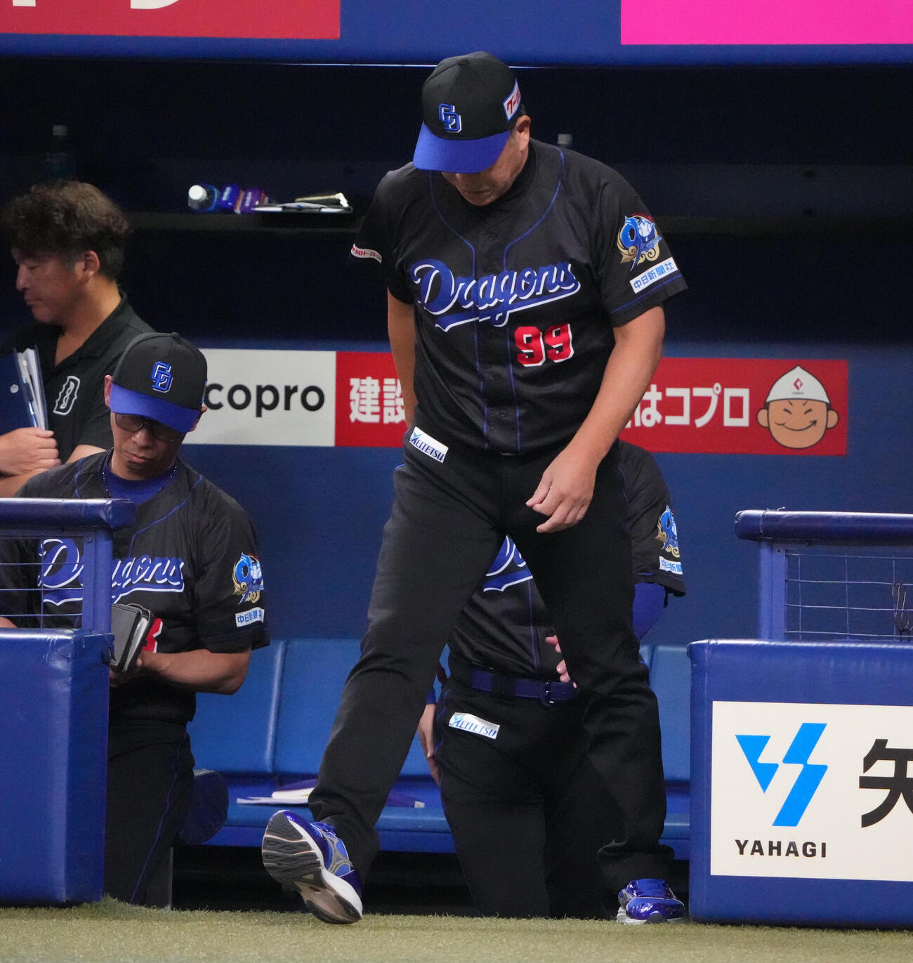中日対DeNA　試合終了、整列へ向かう井上一樹監督（右）（撮影・森本幸一）