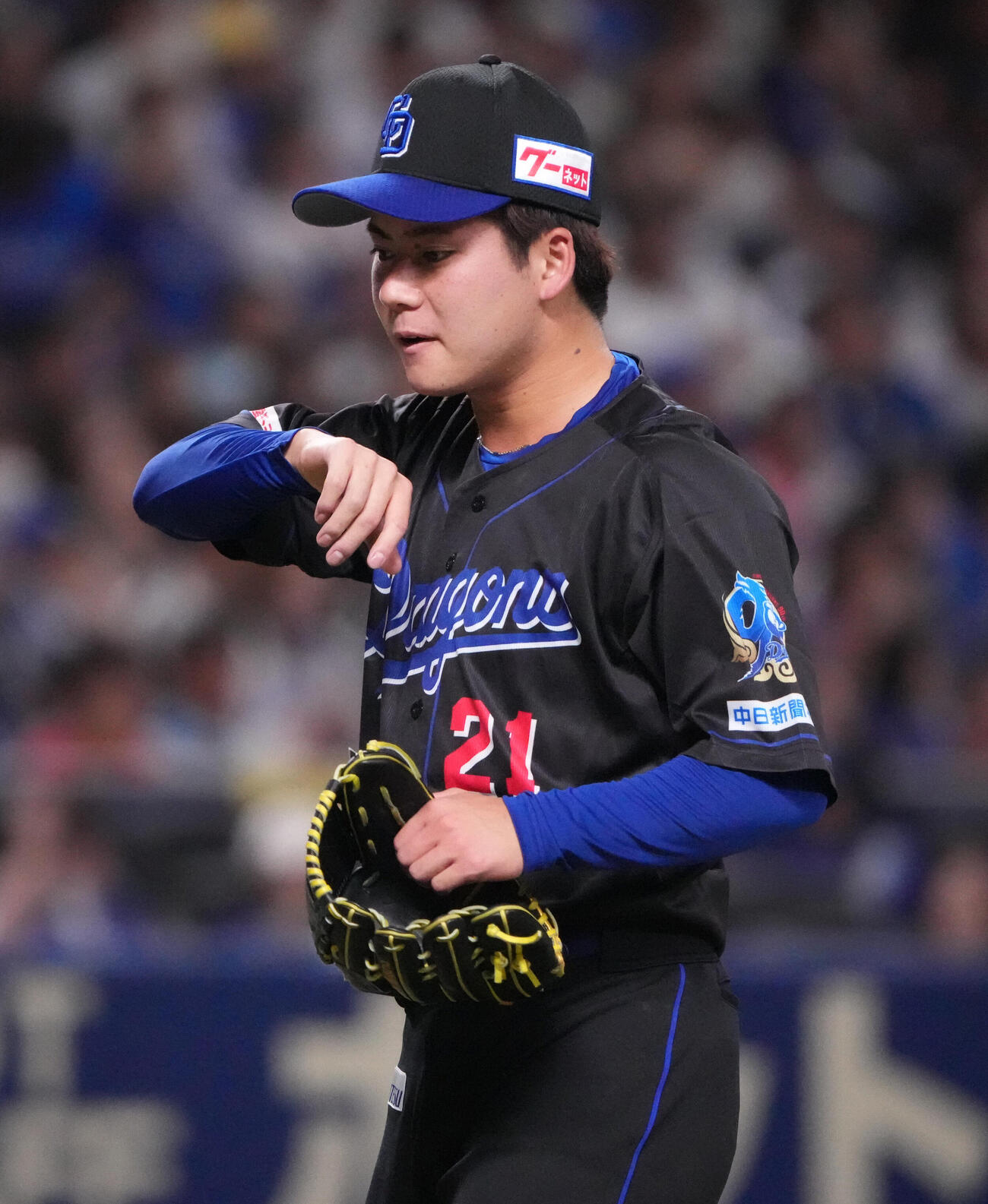 中日対DeNA 5回表終了、汗をにぐいながらベンチへ戻る中日先発の金丸夢斗（撮影・森本幸一）