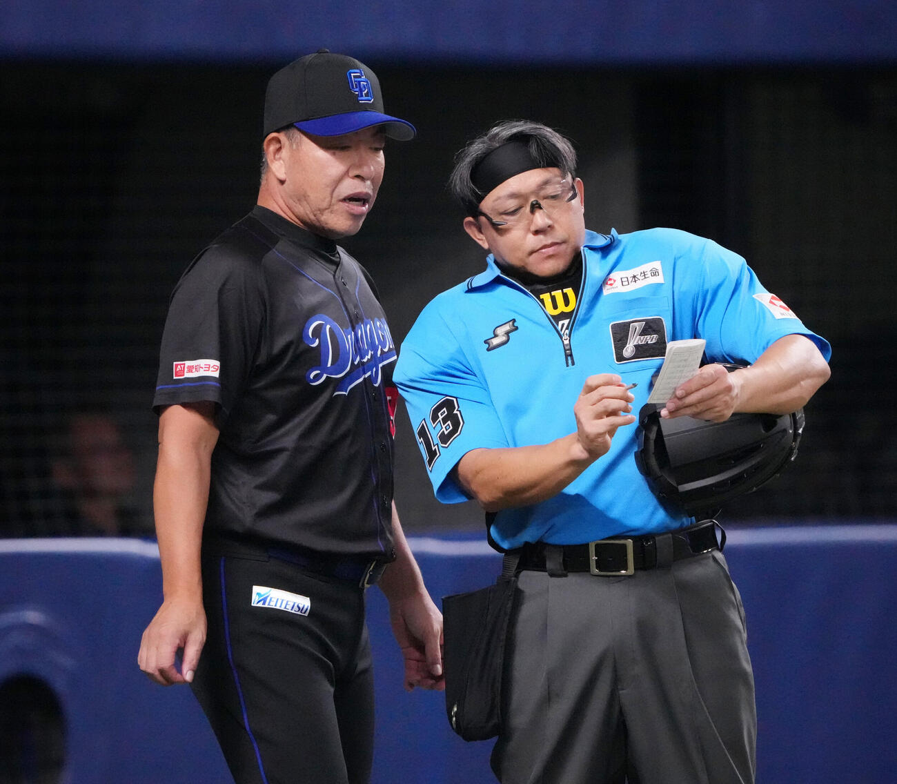 中日対DeNA 6回終了、井上一樹監督（左）は選手j交代を告げる（撮影・森本幸一）